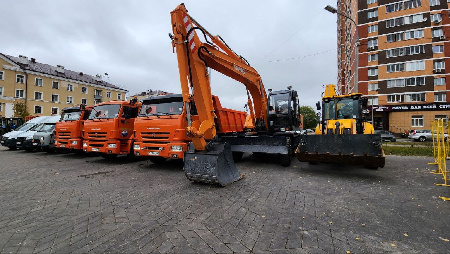 ЖКХ, коммунальное хозяйство, коммунальщики, уборка дворов, смотр техники, Лосино-Петровский, ГУСТ,
