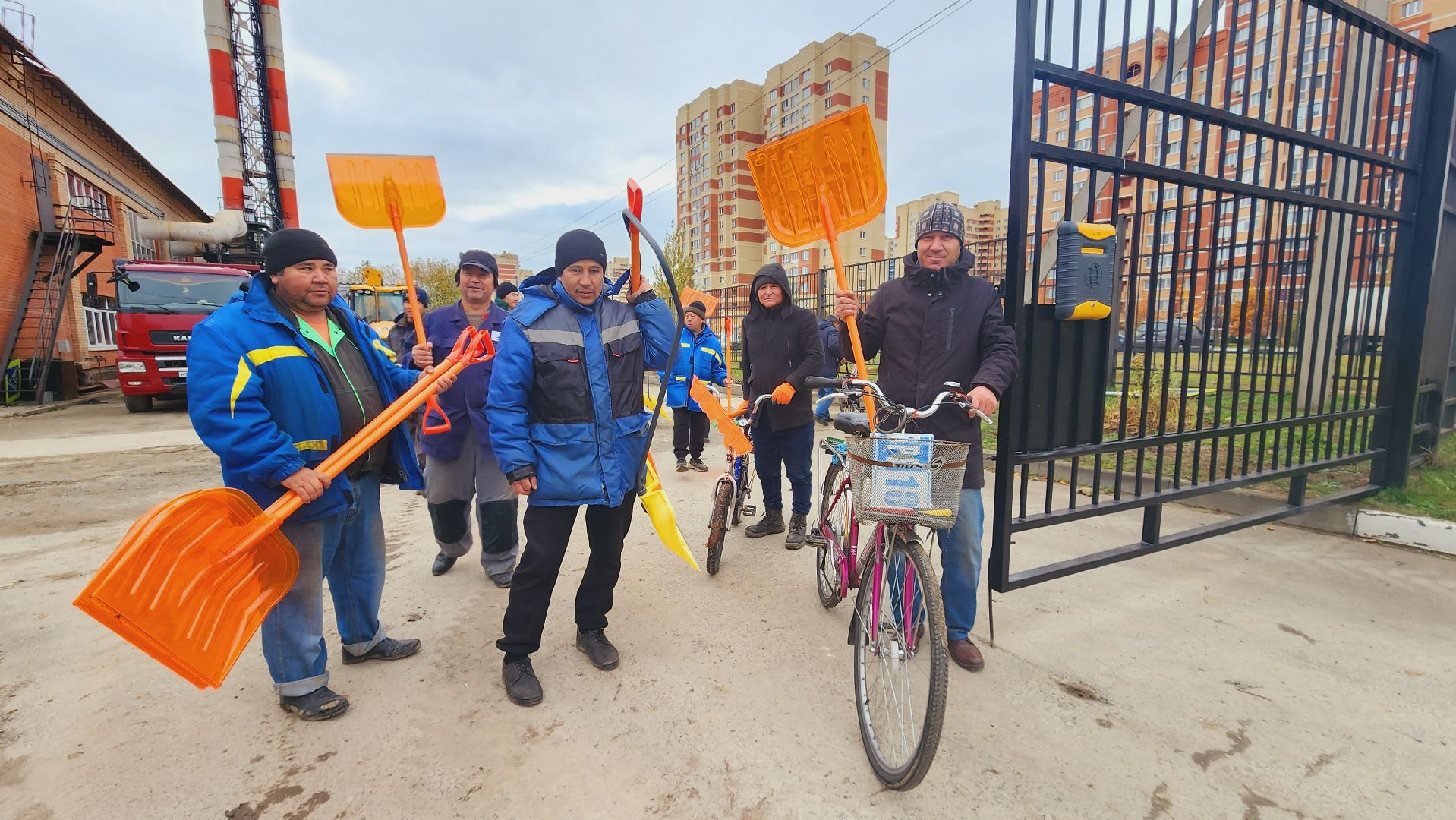 Домодедово, Подмосковье, жкх, благоустройство, зимний период, снегоуборочная техника, управляющая компания, дворник, спецтехника, трактор JCB, уборка территорий, уборка дворов,