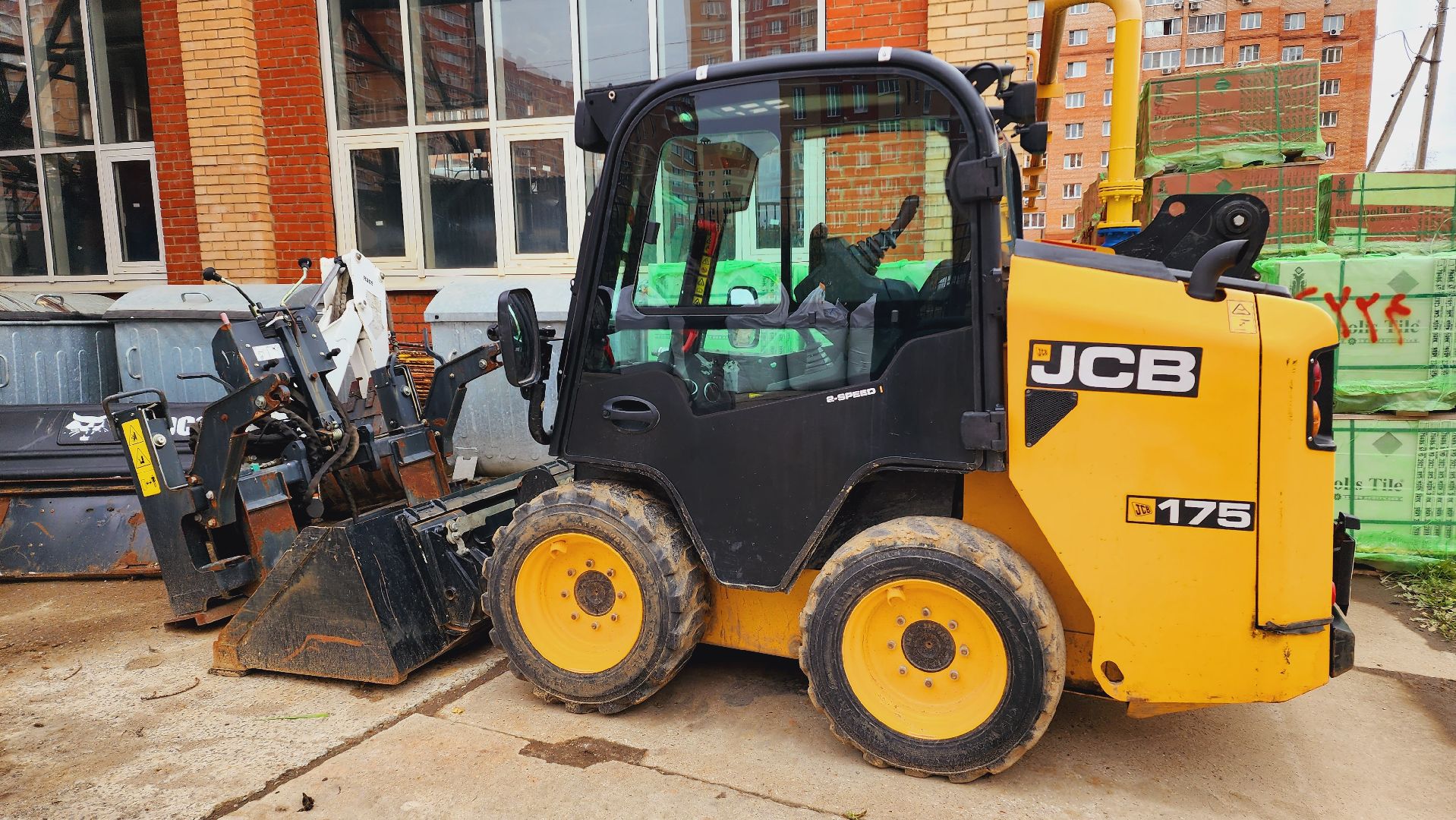 Домодедово, Подмосковье, жкх, благоустройство, зимний период, снегоуборочная техника, управляющая компания, дворник, спецтехника, трактор JCB, уборка территорий, уборка дворов,
