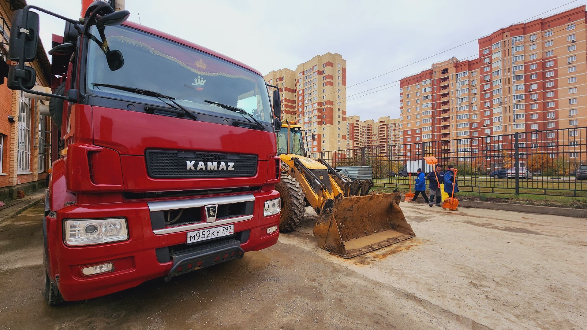 Домодедово, Подмосковье, жкх, благоустройство, зимний период, снегоуборочная техника, управляющая компания, дворник, спецтехника, трактор JCB, уборка территорий, уборка дворов,
