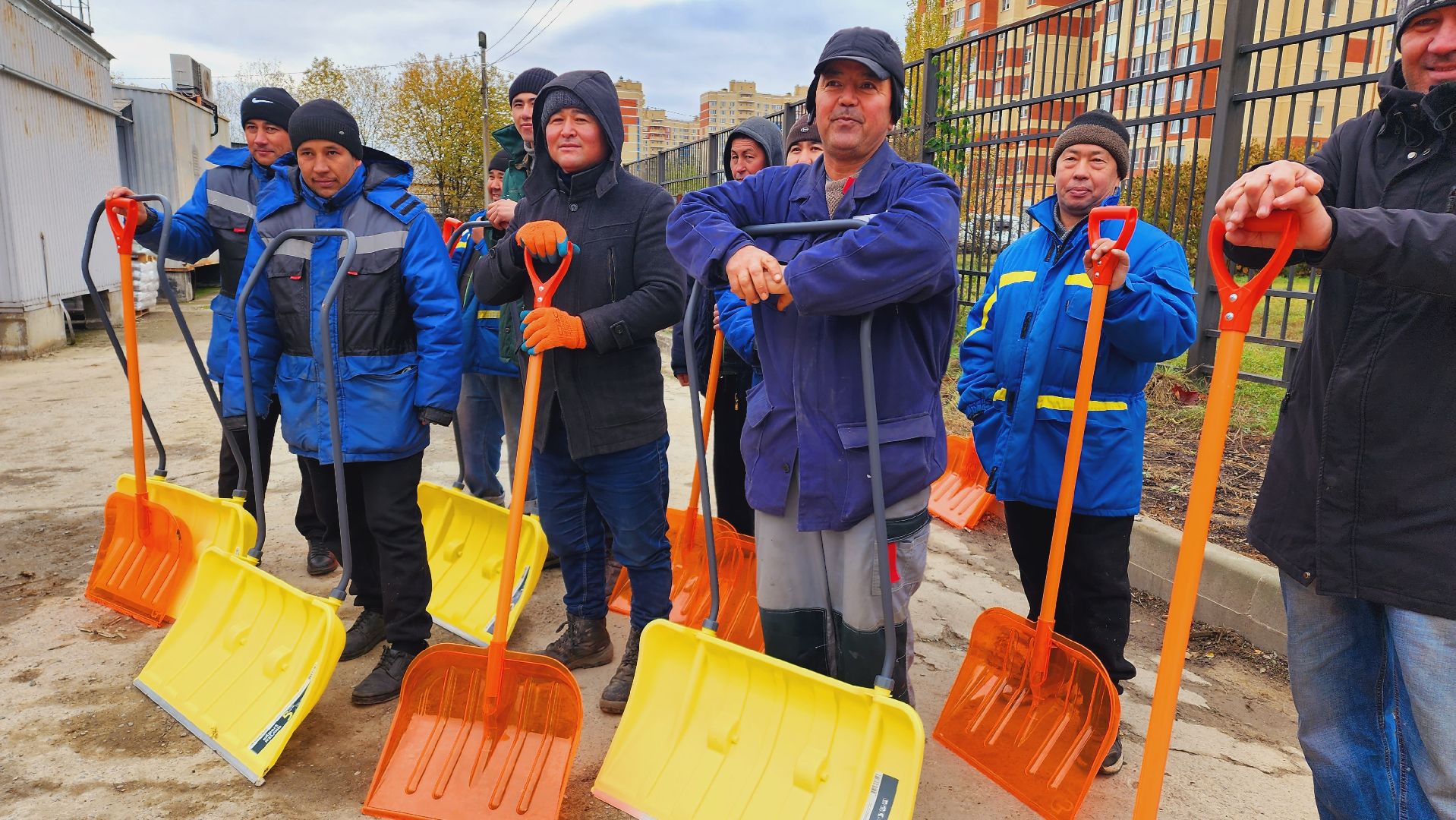 Домодедово, Подмосковье, жкх, благоустройство, зимний период, снегоуборочная техника, управляющая компания, дворник, спецтехника, трактор JCB, уборка территорий, уборка дворов,