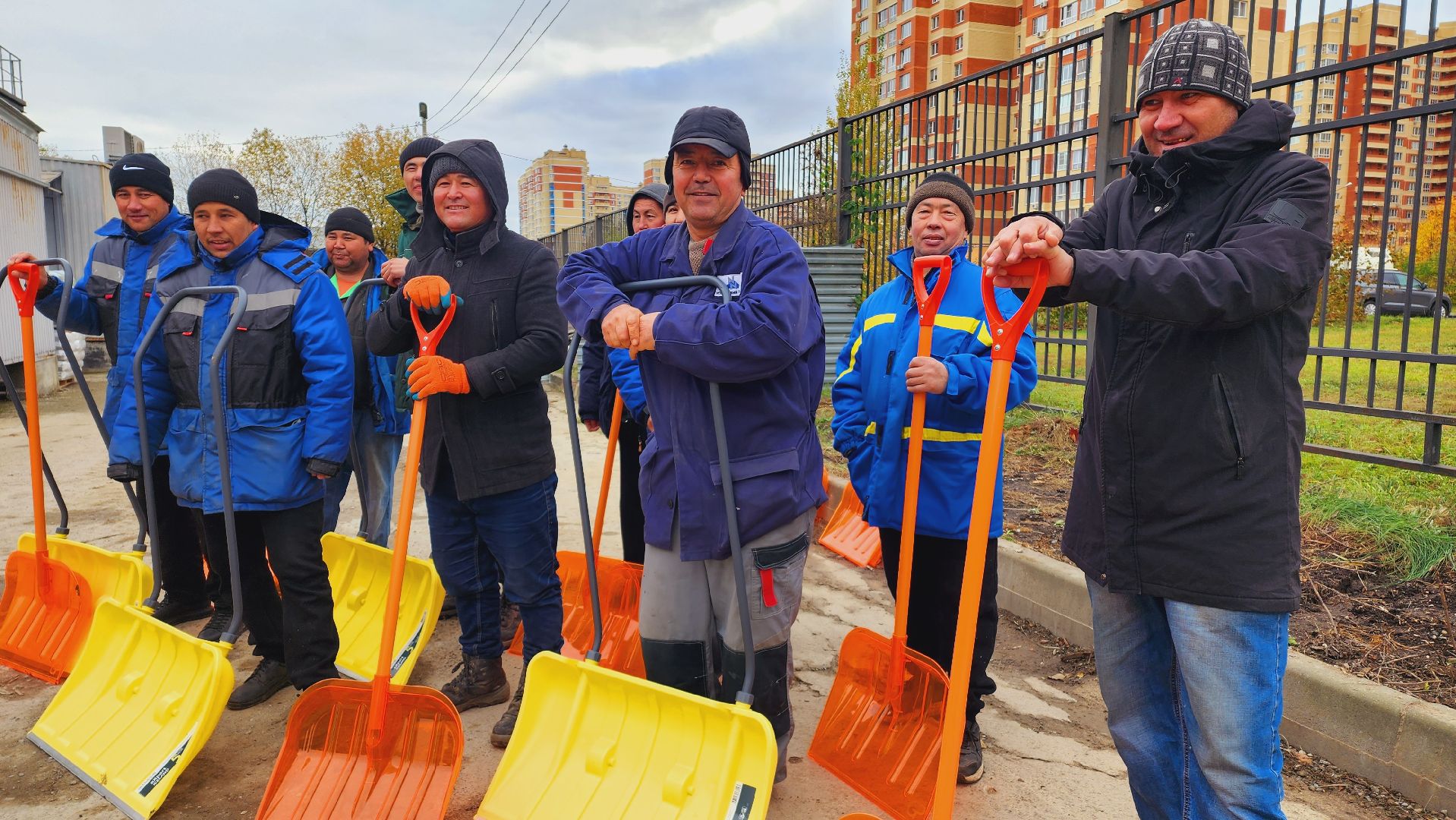 Домодедово, Подмосковье, жкх, благоустройство, зимний период, снегоуборочная техника, управляющая компания, дворник, спецтехника, трактор JCB, уборка территорий, уборка дворов,