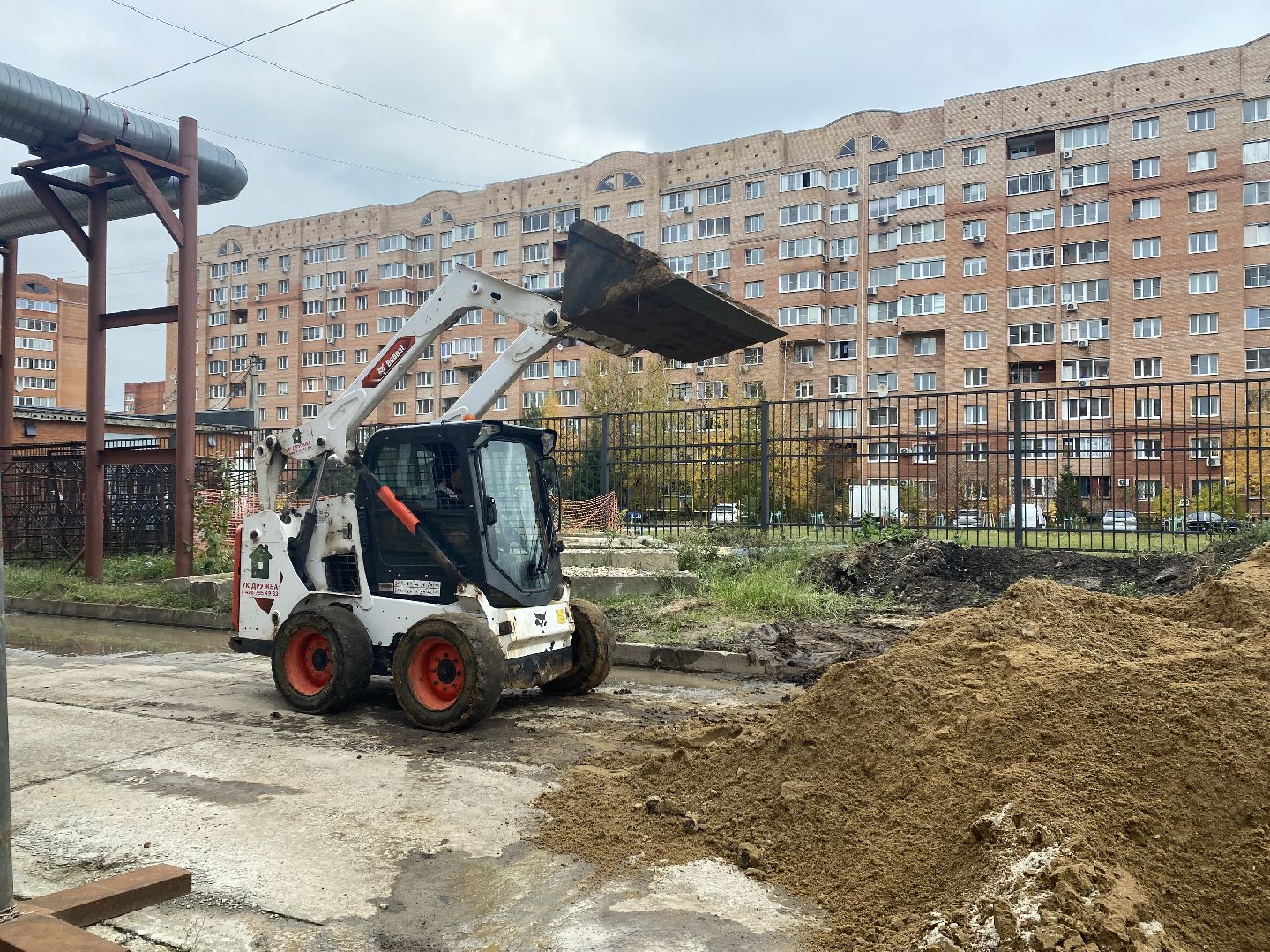 Домодедово, Подмосковье, жкх, благоустройство, зимний период, снегоуборочная техника, управляющая компания, дворник, спецтехника, трактор JCB, уборка территорий, уборка дворов,