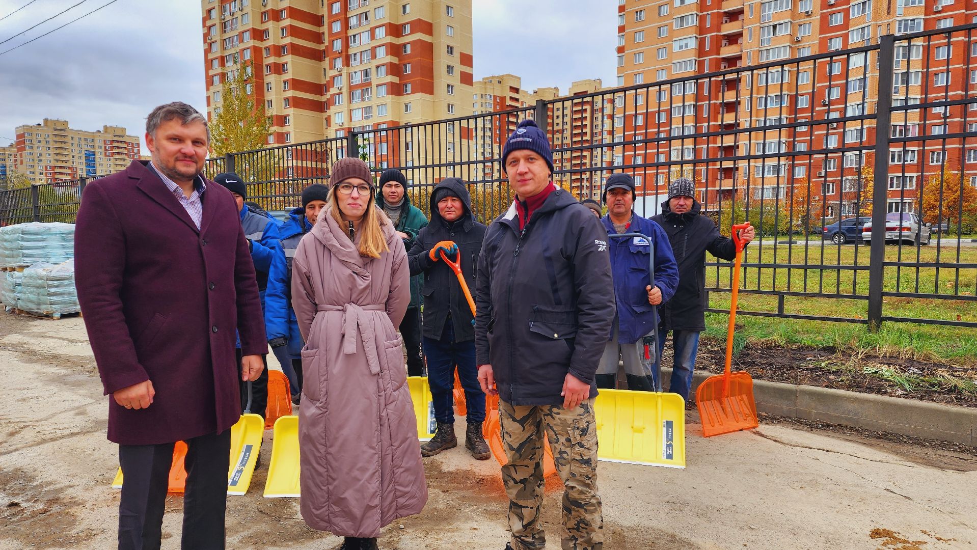 Домодедово, Подмосковье, жкх, благоустройство, зимний период, снегоуборочная техника, управляющая компания, дворник, спецтехника, трактор JCB, уборка территорий, уборка дворов,