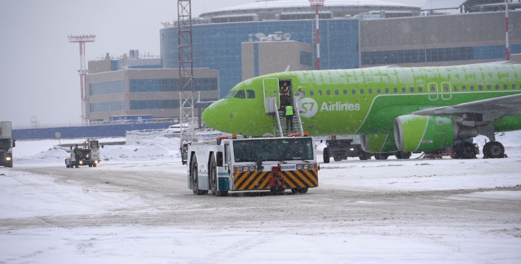 первый снег, уборка дорог, аэропорт Домодедово,