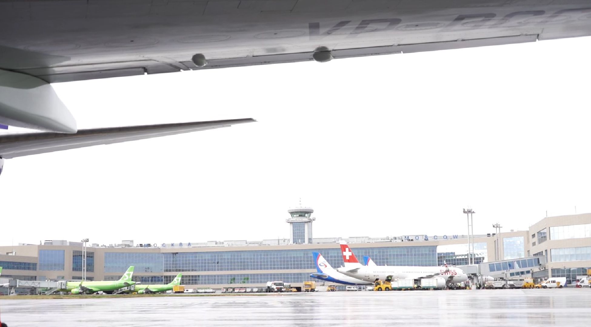 первый снег, уборка дорог, аэропорт Домодедово,