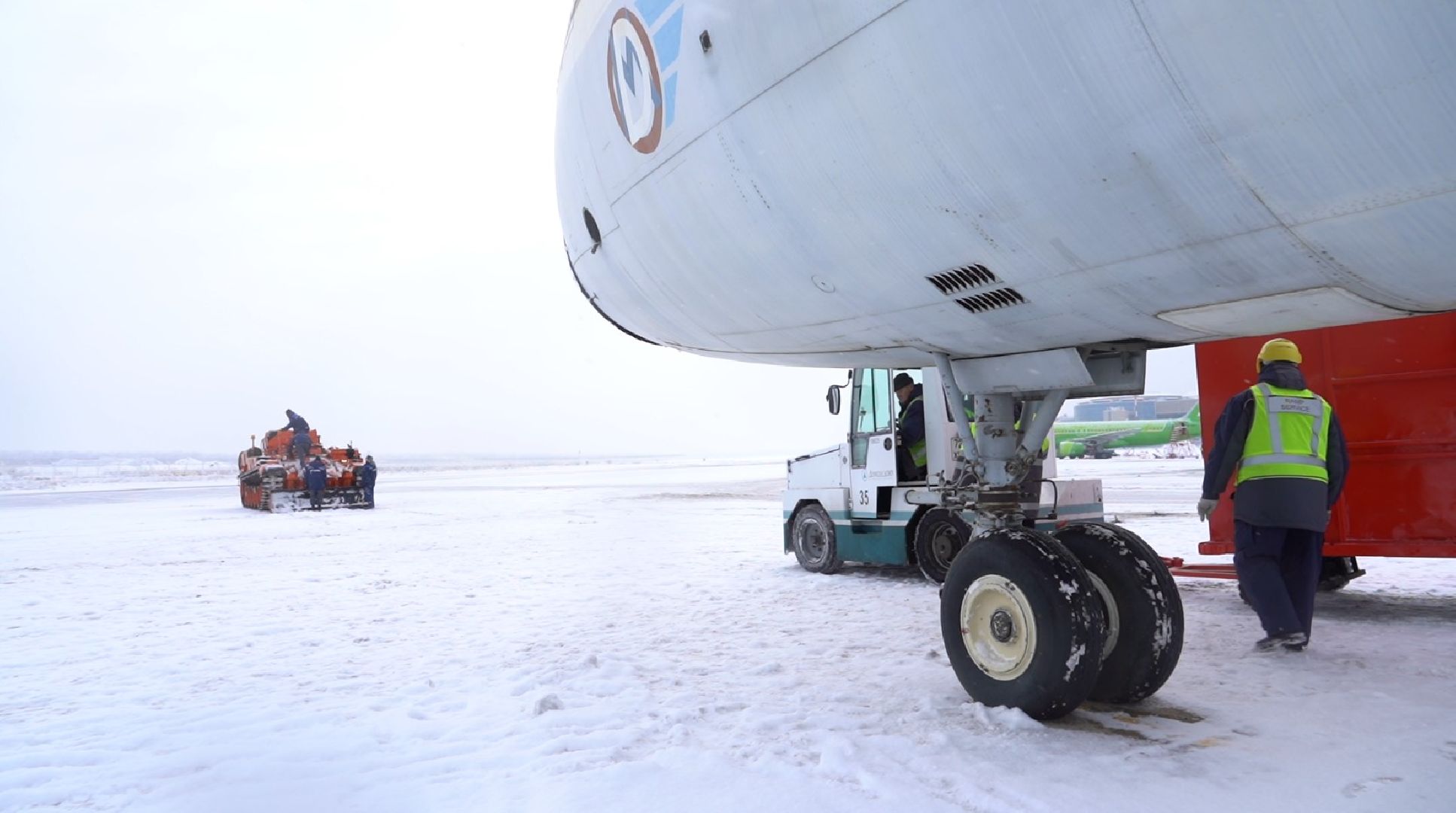 первый снег, уборка дорог, аэропорт Домодедово,