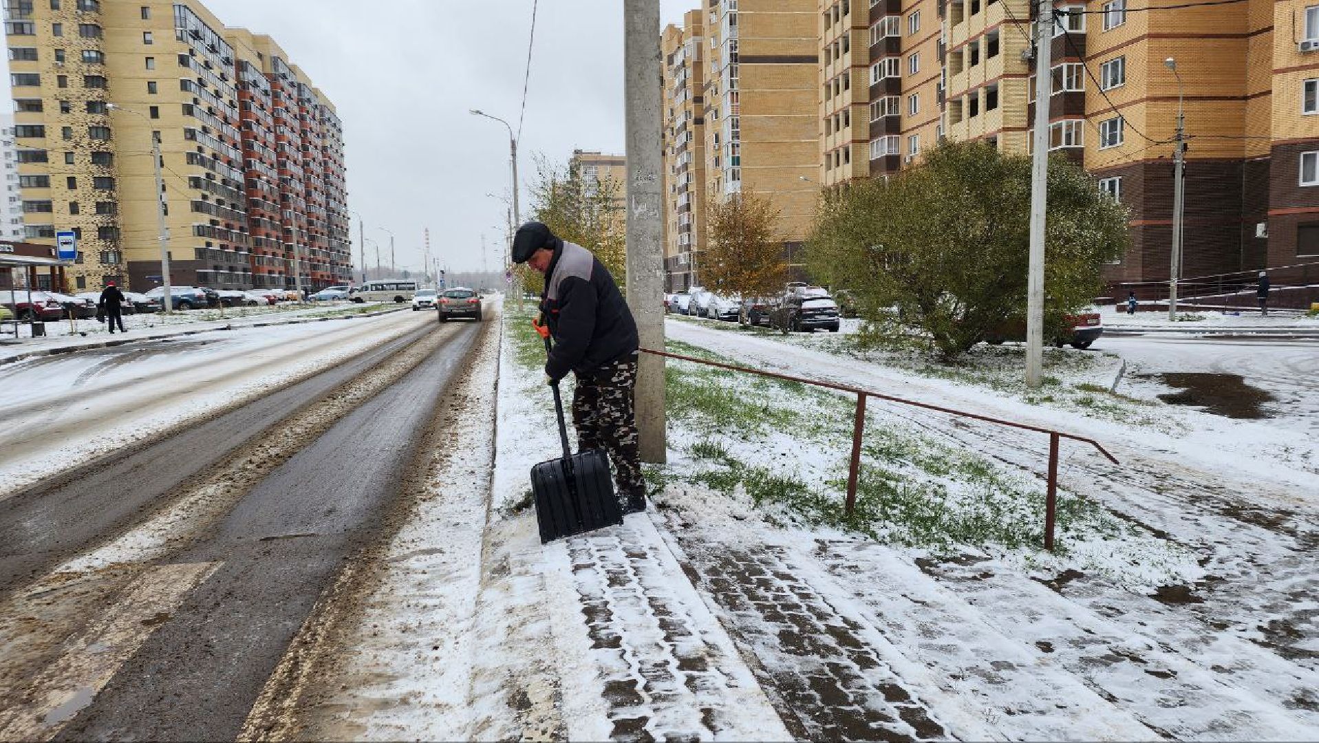 первый снег, уборка снега, уборка дорог, ЖКХ, Лосино-Петровский,