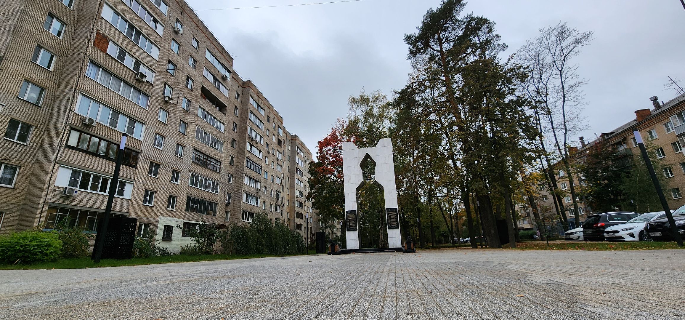 Пушкино, ЗАГС, молодожены, сквер, городская среда, общество, люди, семья, дети,