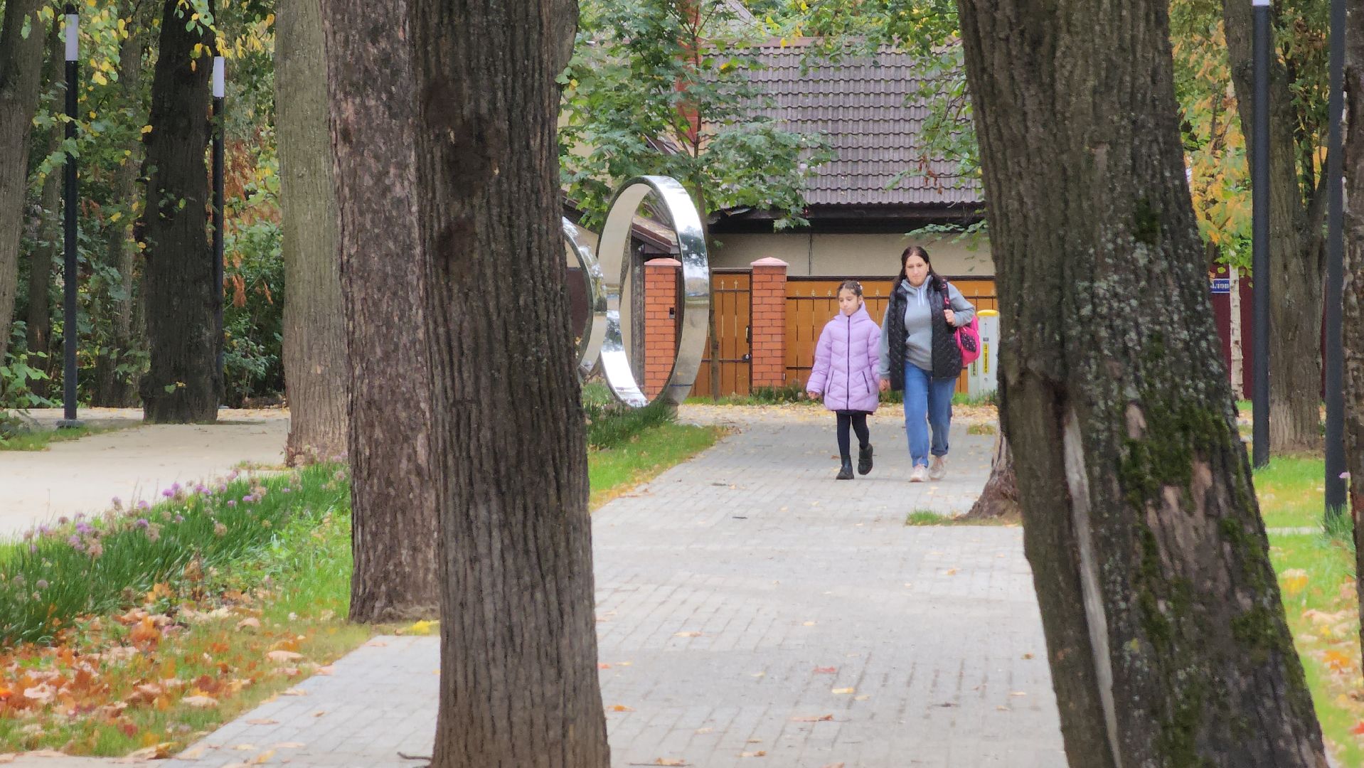 Пушкино, ЗАГС, молодожены, сквер, городская среда, общество, люди, семья, дети,