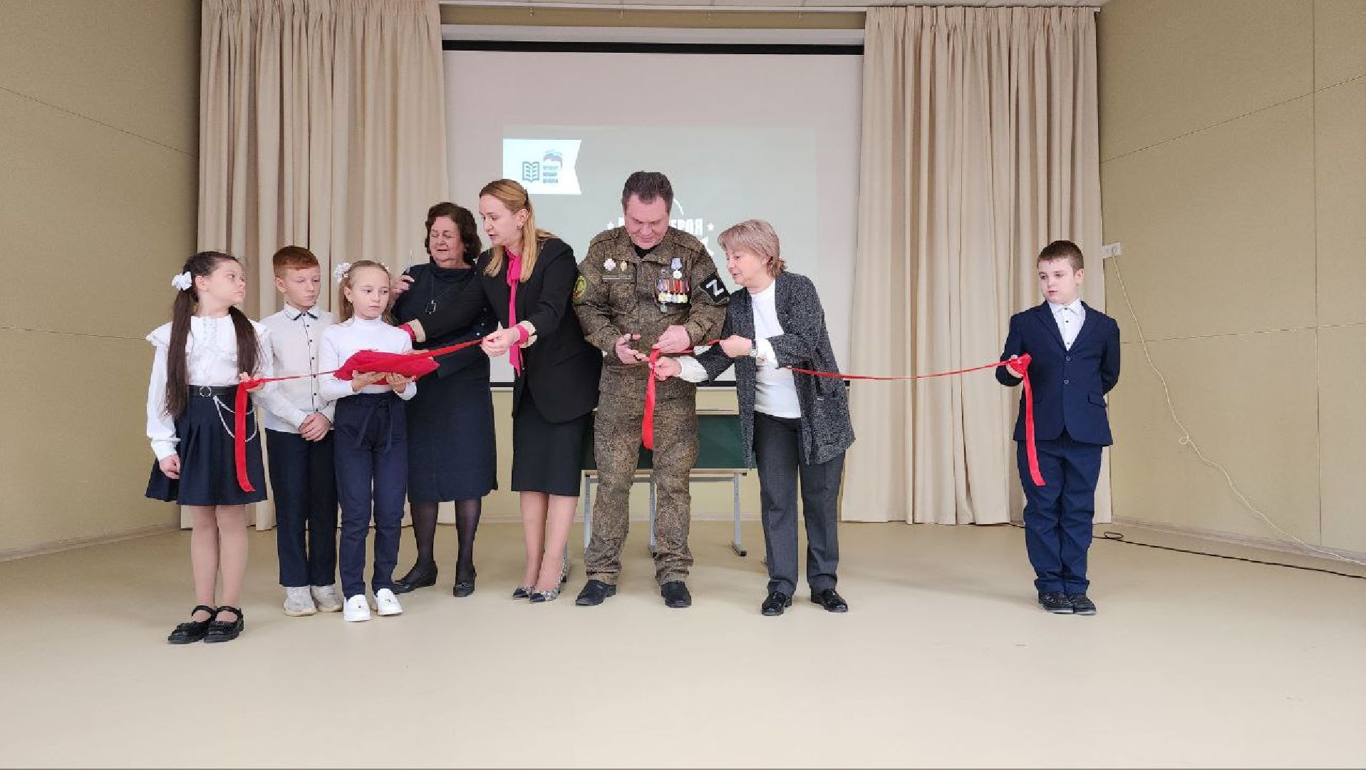 парта героя, школа, участник СВО, Лосино-Петровский, день народного единства,