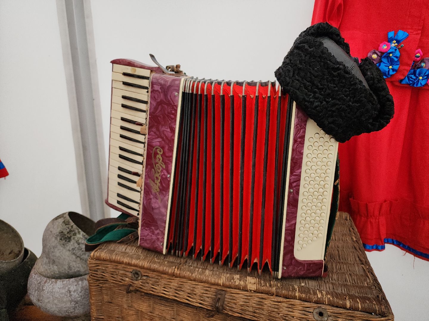 Кашира, городской парк, день народного единства, выставка, предметы быта, антиквариат, старинные вещи, прялка, патефон,