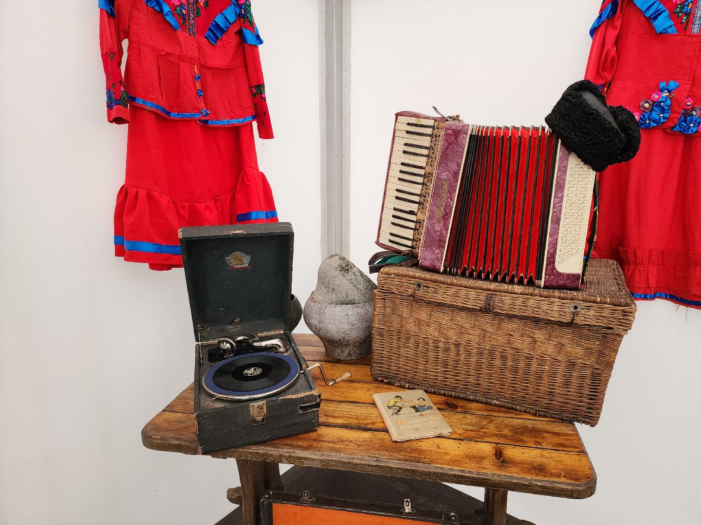 Кашира, городской парк, день народного единства, выставка, предметы быта, антиквариат, старинные вещи, прялка, патефон,