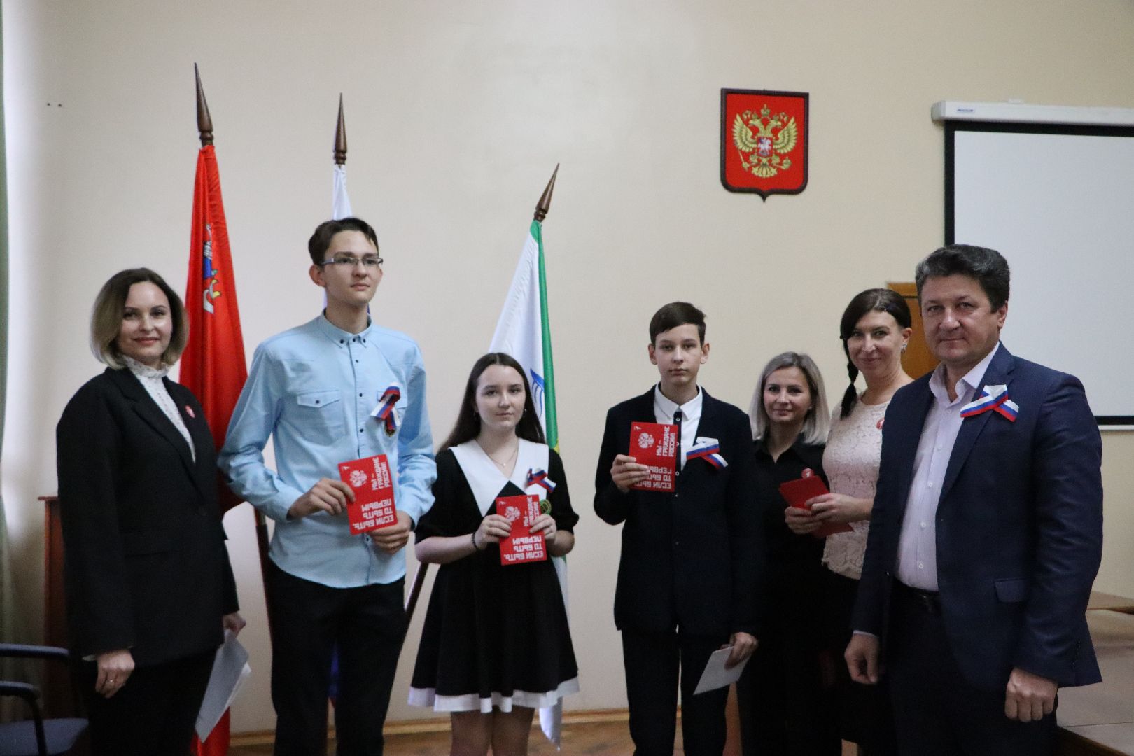 Серебряные Пруды, Вручение паспортов, движение первых,