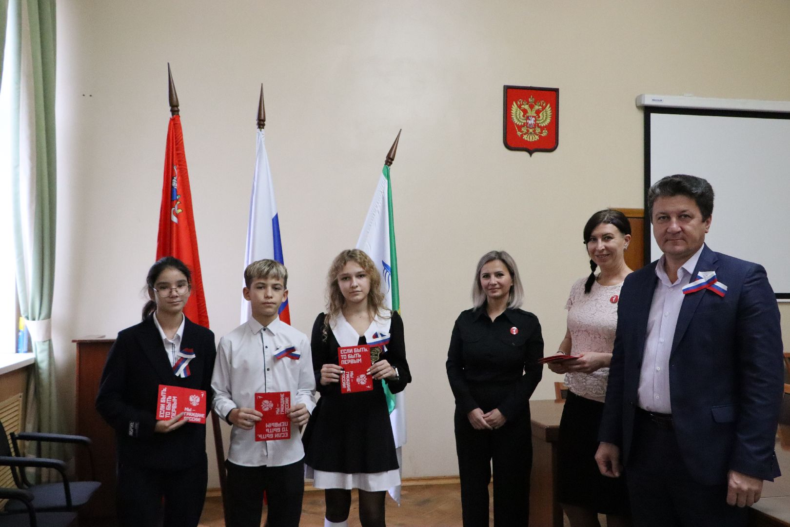 Серебряные Пруды, Вручение паспортов, движение первых,