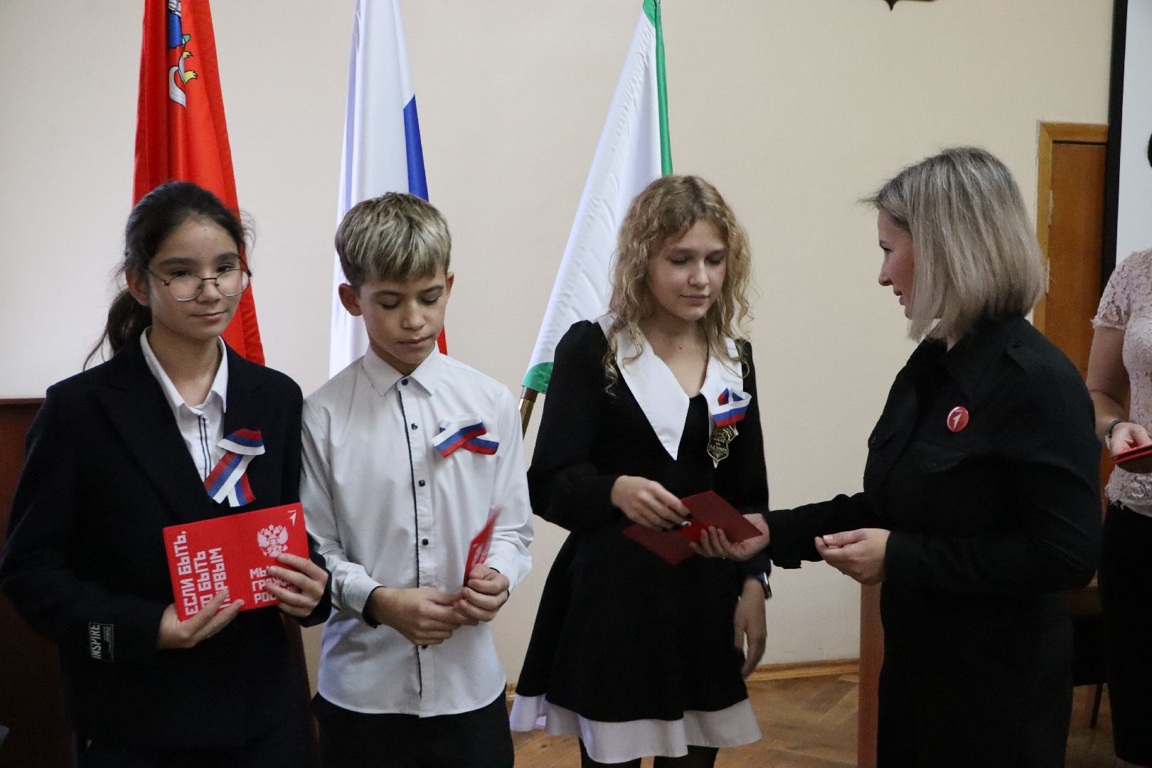 Серебряные Пруды, Вручение паспортов, движение первых,