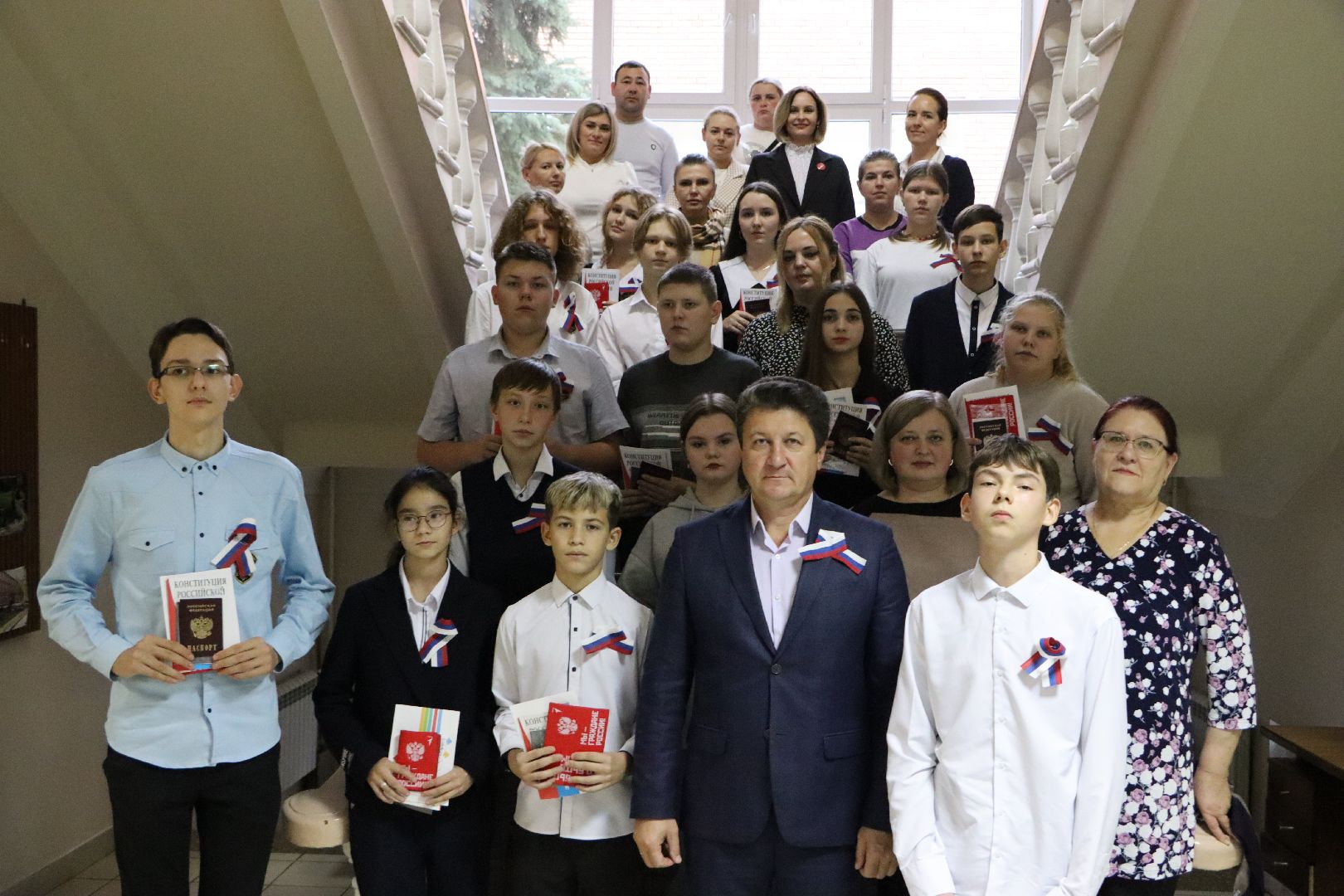 Серебряные Пруды, Вручение паспортов, движение первых,