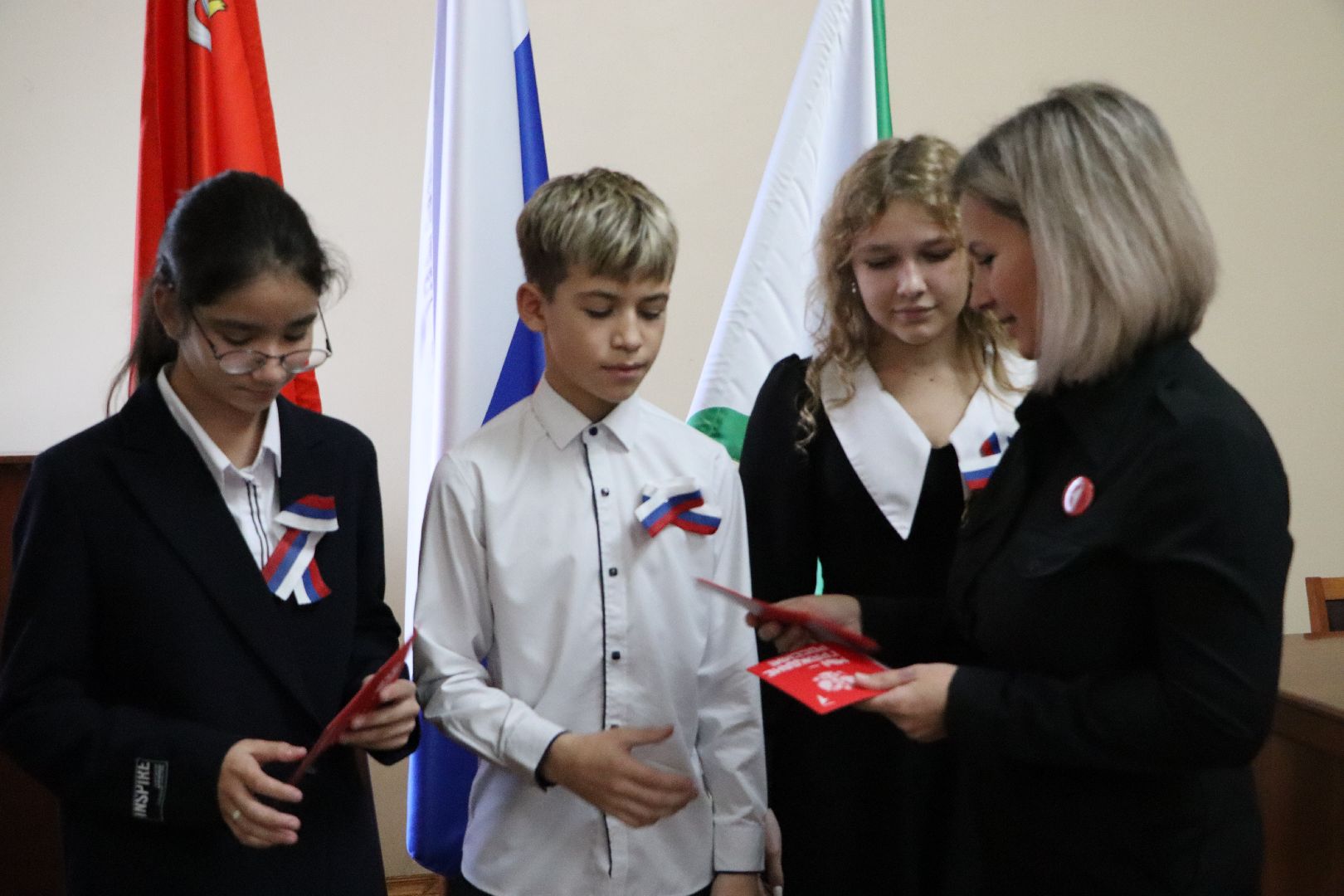 Серебряные Пруды, Вручение паспортов, движение первых,