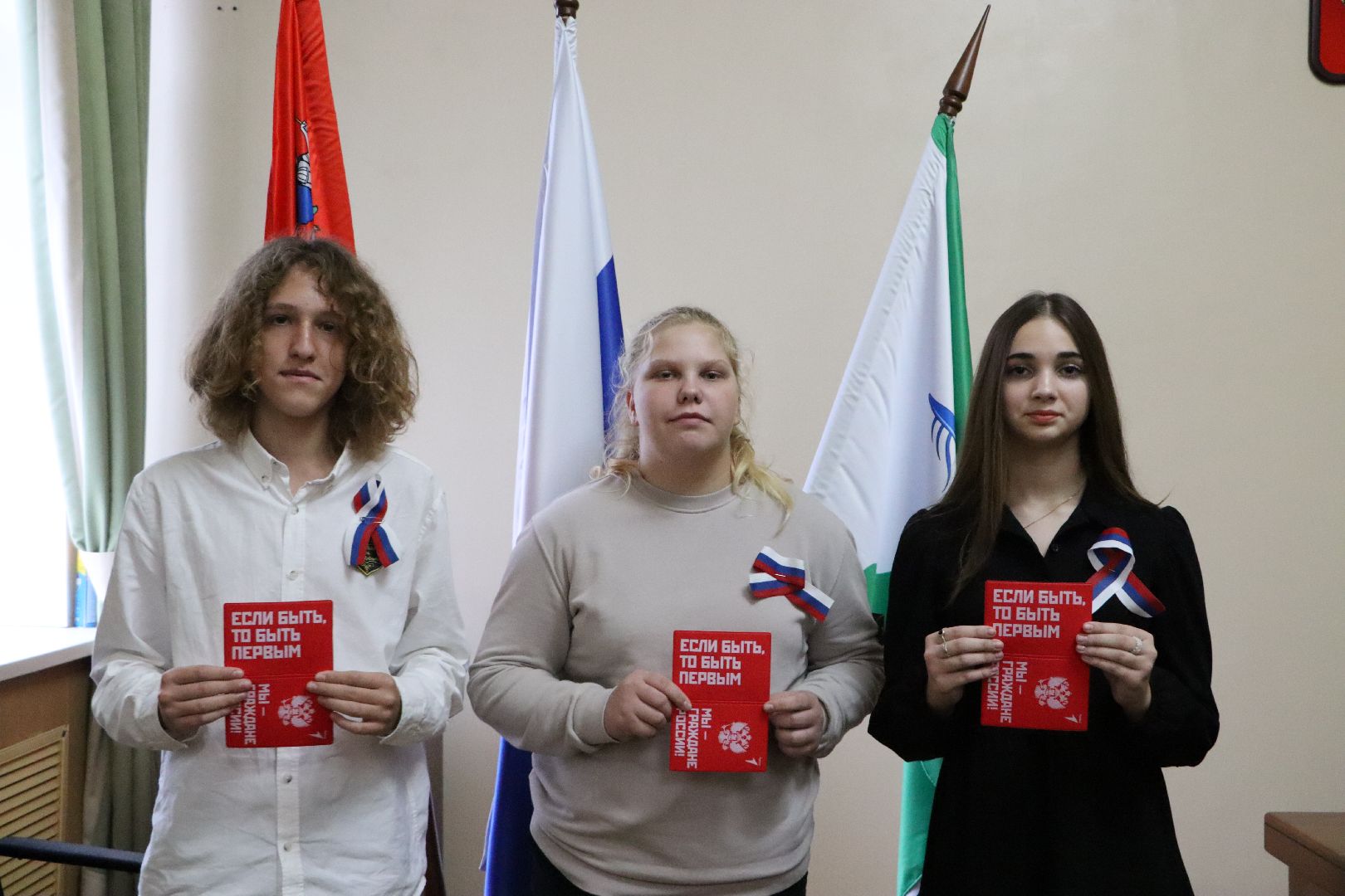 Серебряные Пруды, Вручение паспортов, движение первых,