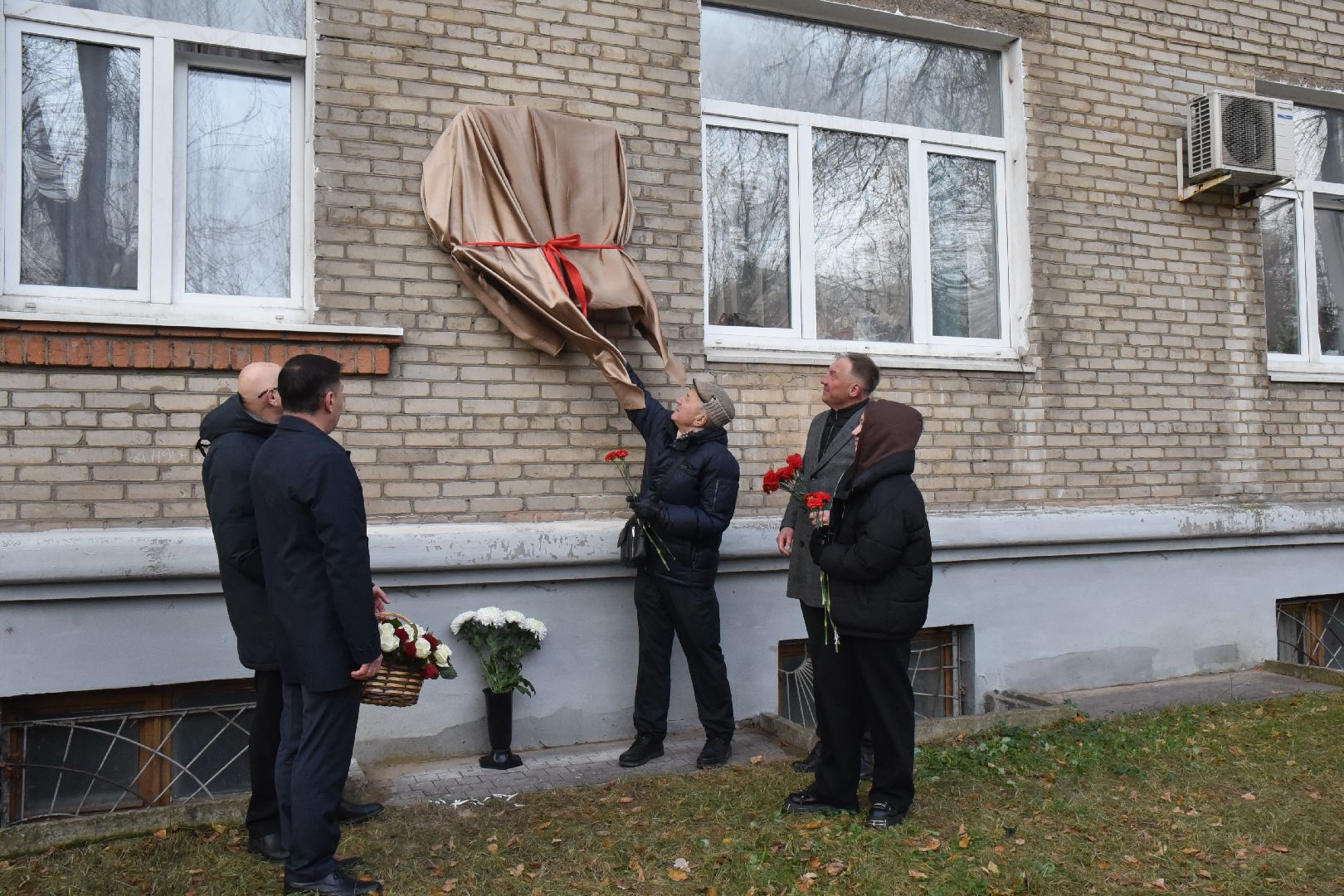 мемориальная доска, Мосолов, Георгий, Заслуженный летчик-испытатель, СССР, Гагарин, Пахмутова, Добронравов,