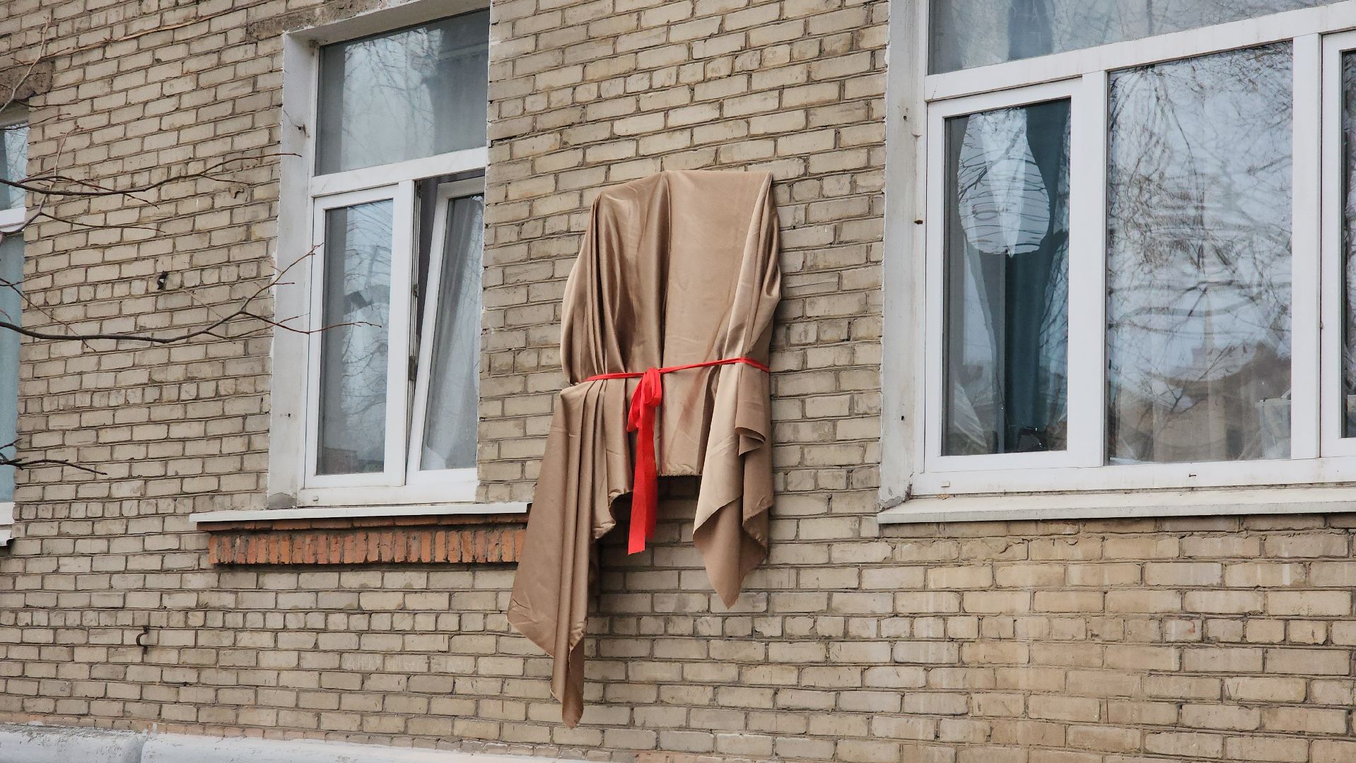 мемориальная доска, Мосолов, Георгий, Заслуженный летчик-испытатель, СССР, Гагарин, Пахмутова, Добронравов,