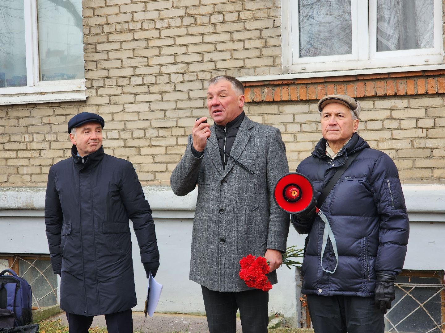 мемориальная доска, Мосолов, Георгий, Заслуженный летчик-испытатель, СССР, Гагарин, Пахмутова, Добронравов,