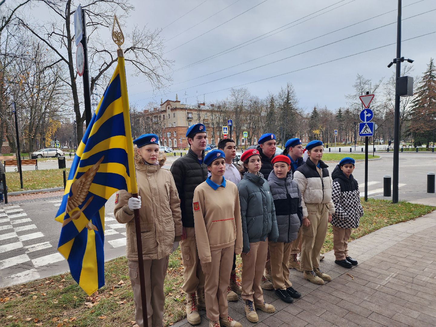 мемориальная доска, Мосолов, Георгий, Заслуженный летчик-испытатель, СССР, Гагарин, Пахмутова, Добронравов,