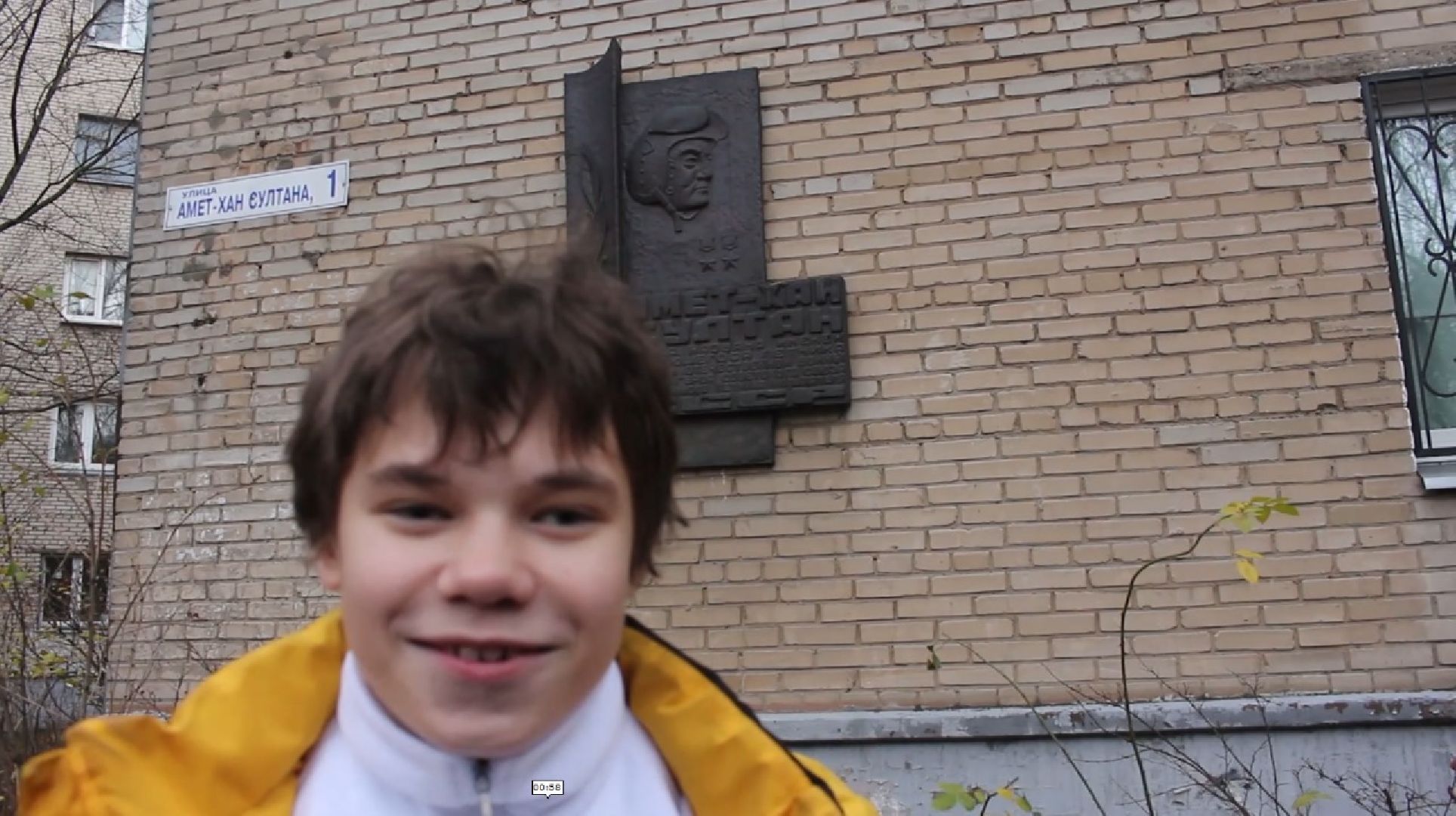 Амет-Хан Султан, мемориальная доска, клумба, цветы, школа-интернат, Мельникова,
