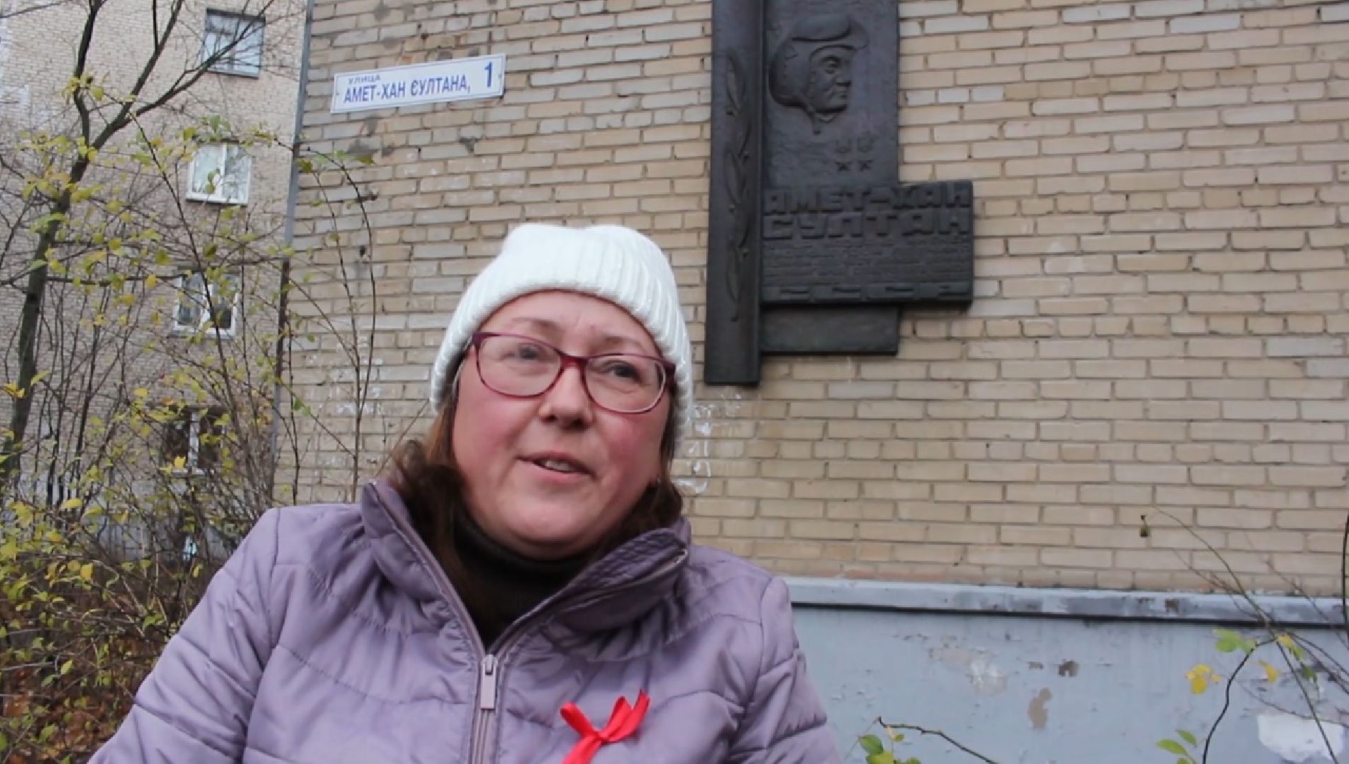 Амет-Хан Султан, мемориальная доска, клумба, цветы, школа-интернат, Мельникова,