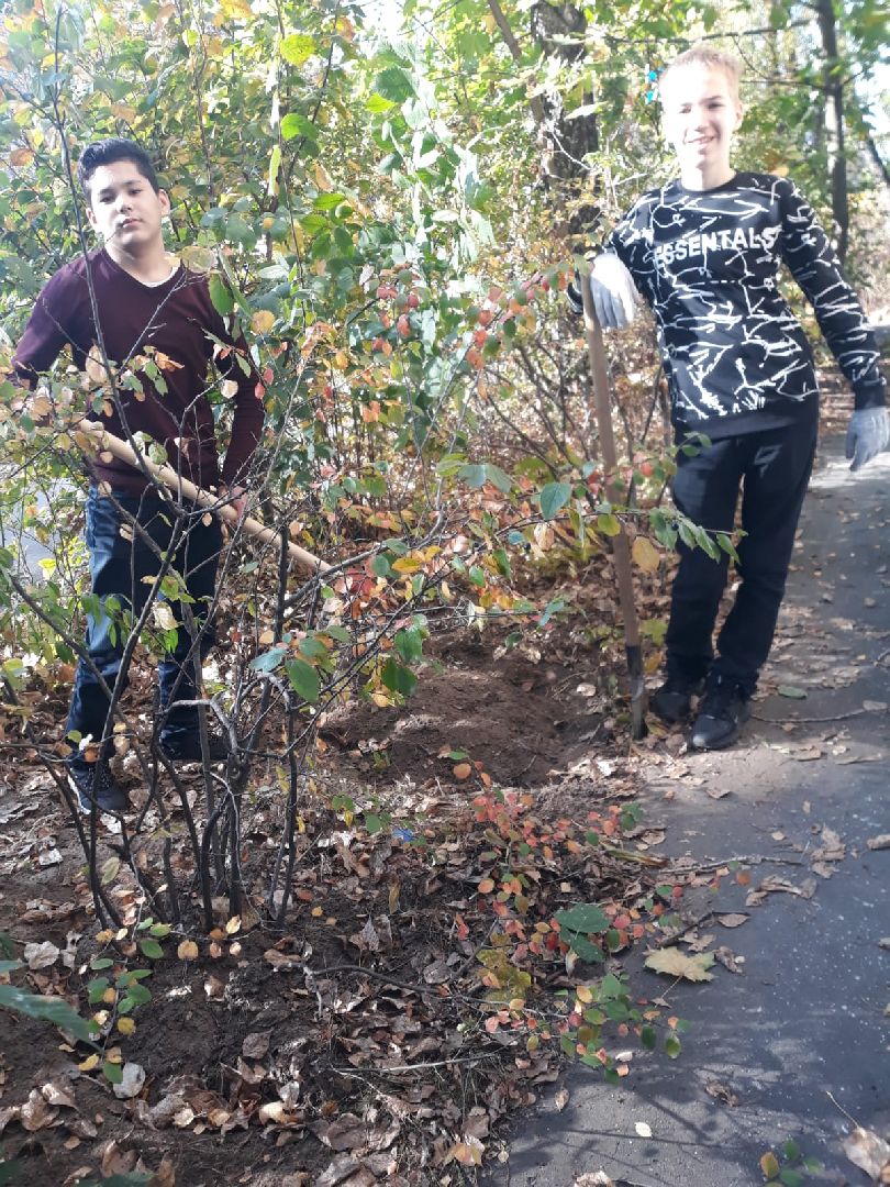 Амет-Хан Султан, мемориальная доска, клумба, цветы, школа-интернат, Мельникова,