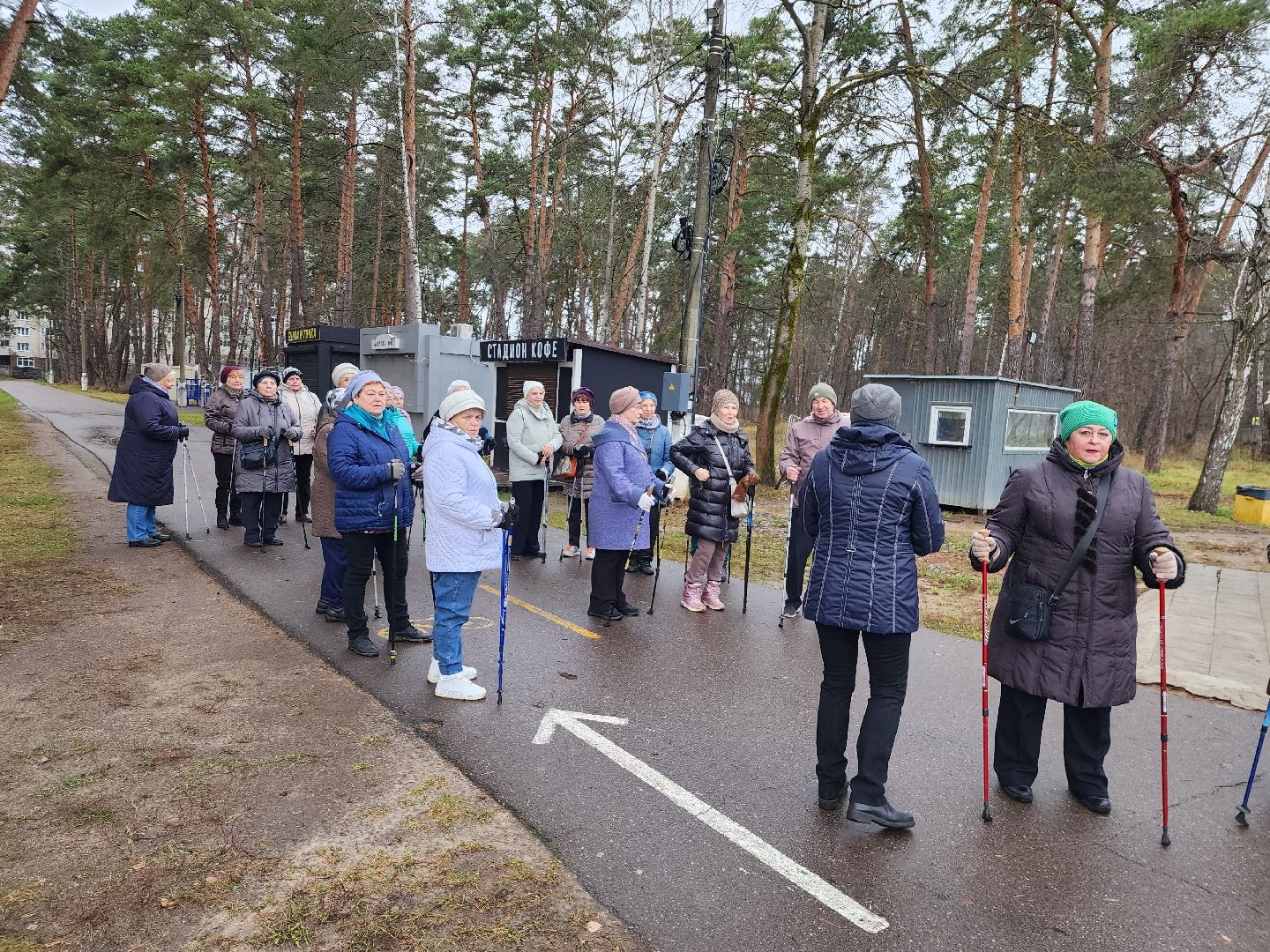 активное долголетие, долголеты, серпухов, стадион спартак, северная ходьба, скандинавская ходьба,