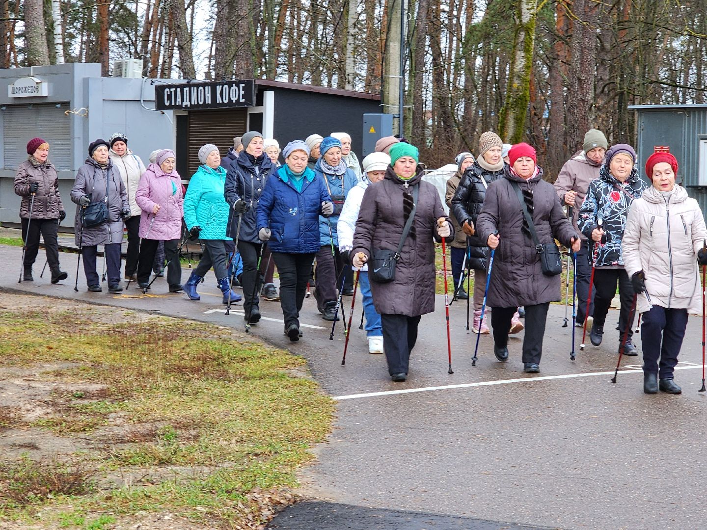 активное долголетие, долголеты, серпухов, стадион спартак, северная ходьба, скандинавская ходьба,