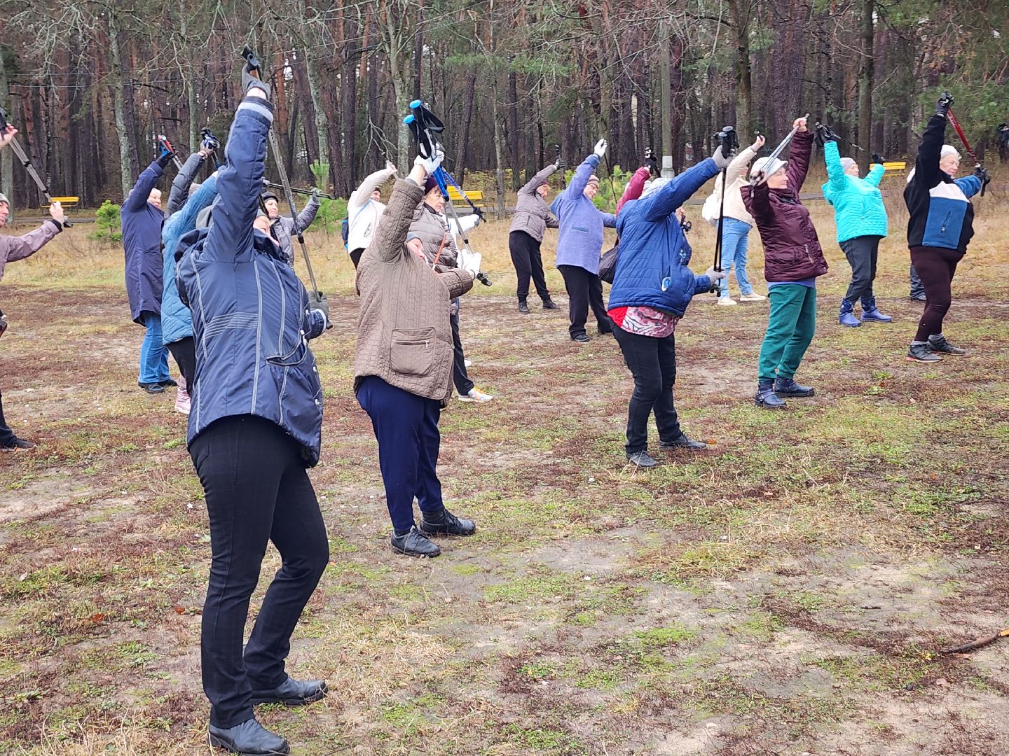 активное долголетие, долголеты, серпухов, стадион спартак, северная ходьба, скандинавская ходьба,
