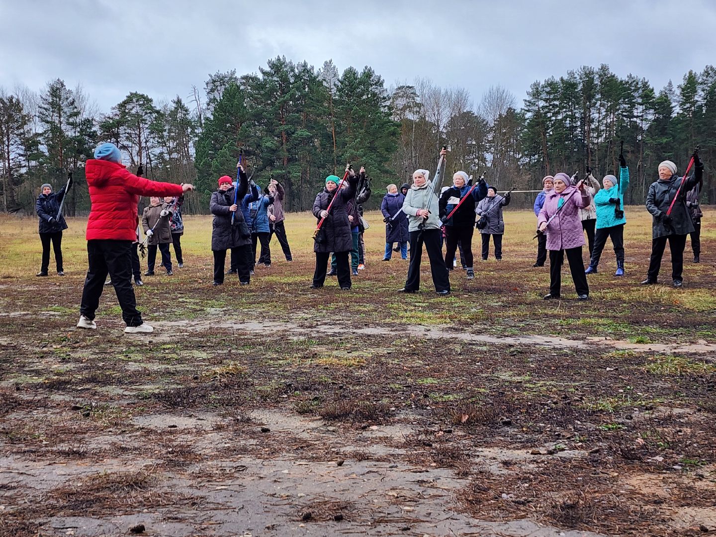 активное долголетие, долголеты, серпухов, стадион спартак, северная ходьба, скандинавская ходьба,