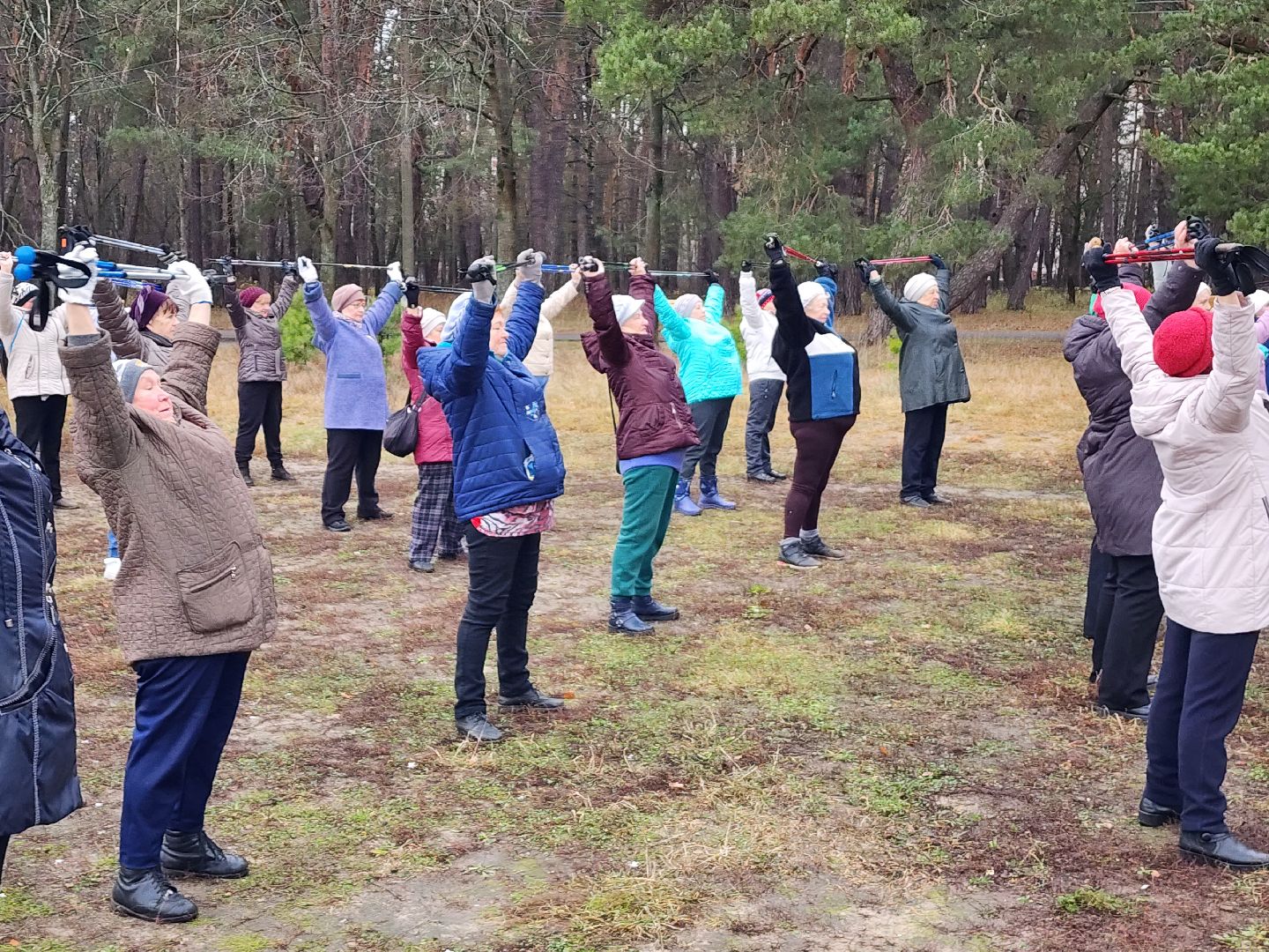 активное долголетие, долголеты, серпухов, стадион спартак, северная ходьба, скандинавская ходьба,