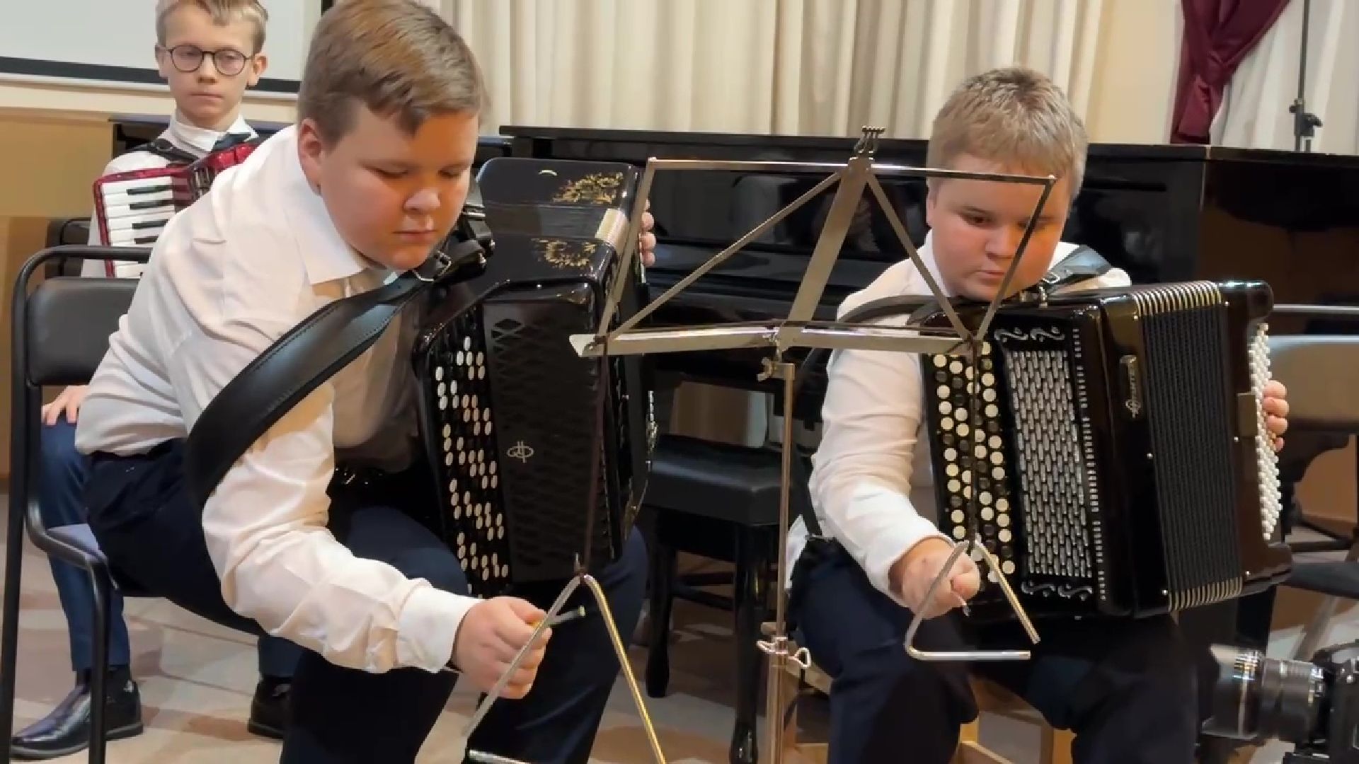 Реутов, музыкальная школа, инструменты, фортепиано, аккордеон, аян, саксофон,