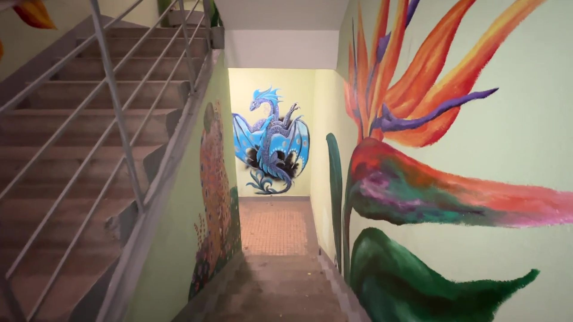 Реутов, подъезд, стены, рисунки, звери, цветы,