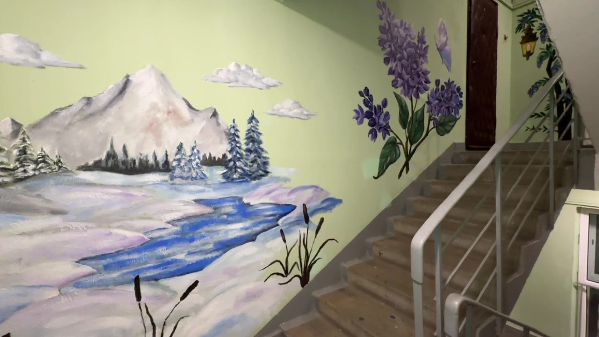 Реутов, подъезд, стены, рисунки, звери, цветы,