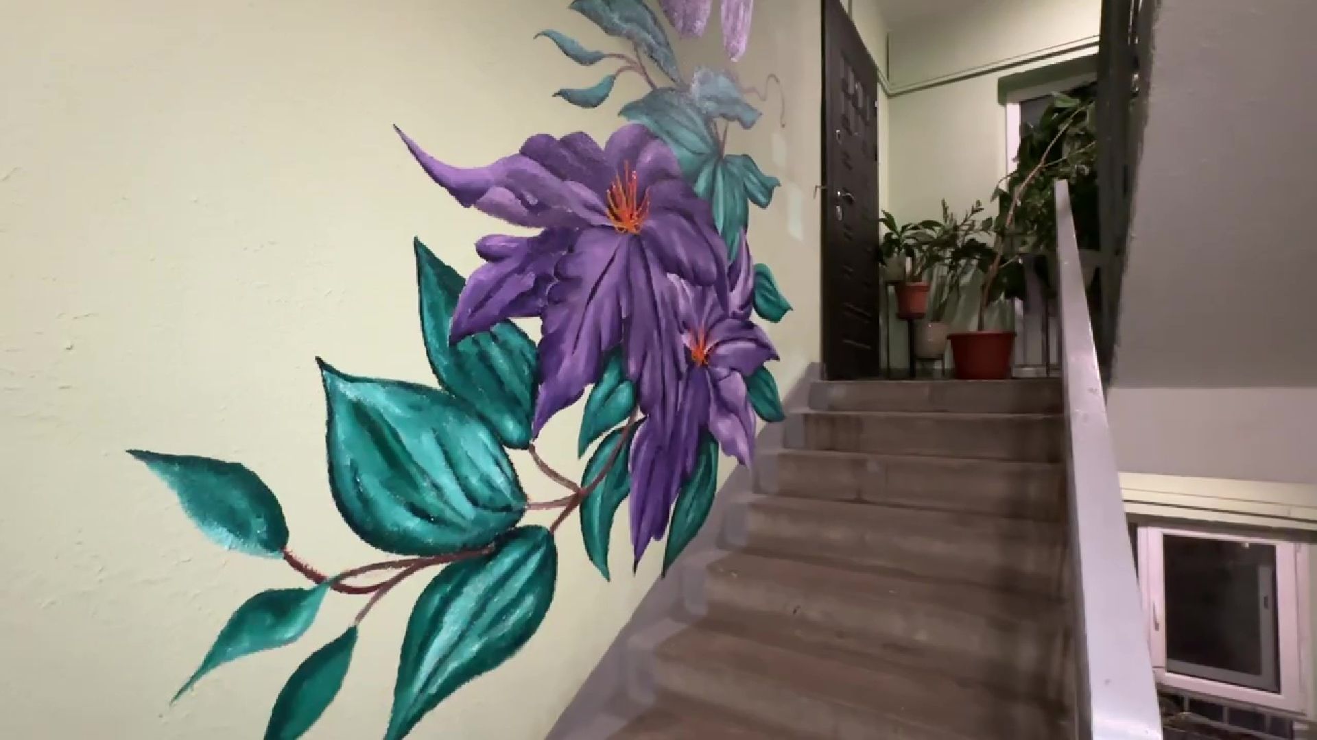 Реутов, подъезд, стены, рисунки, звери, цветы,