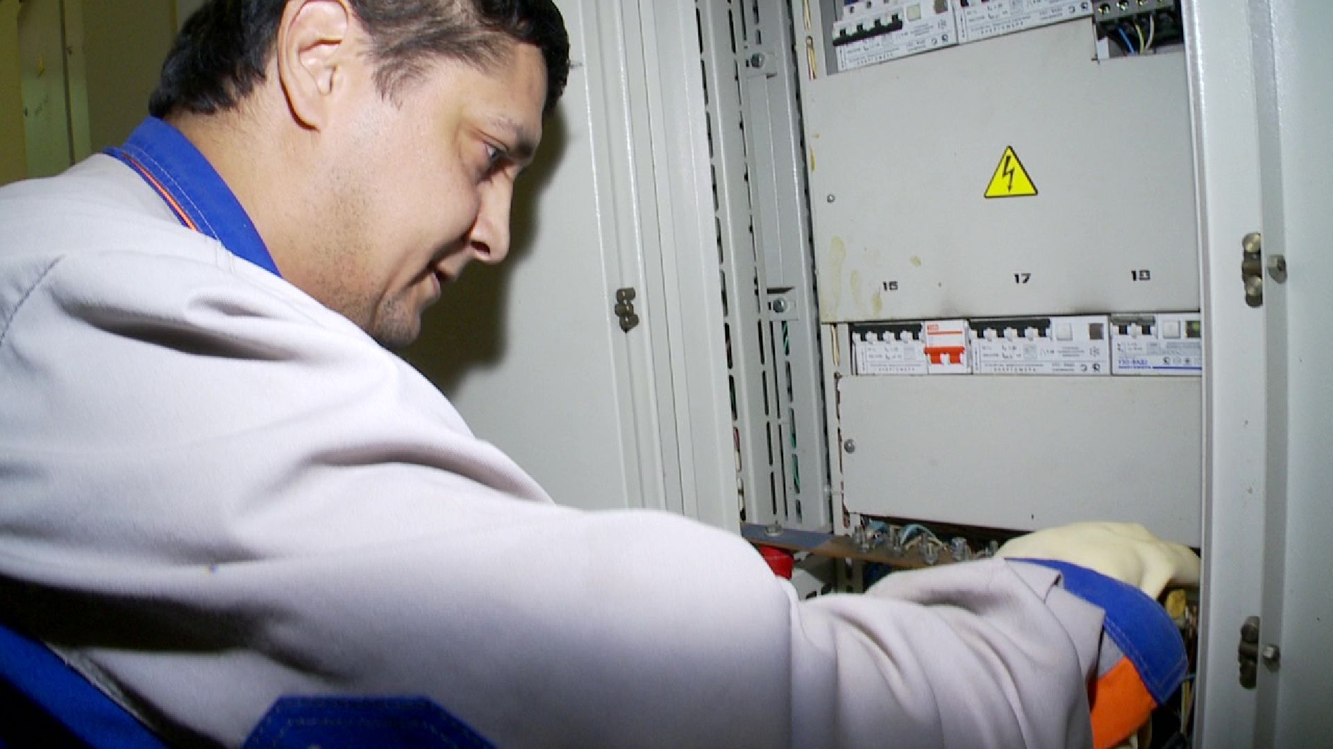 Реутов, ЖКХ, вакансии, электрогазосварщик, консьерж, тракторист, плотник, есть работа,