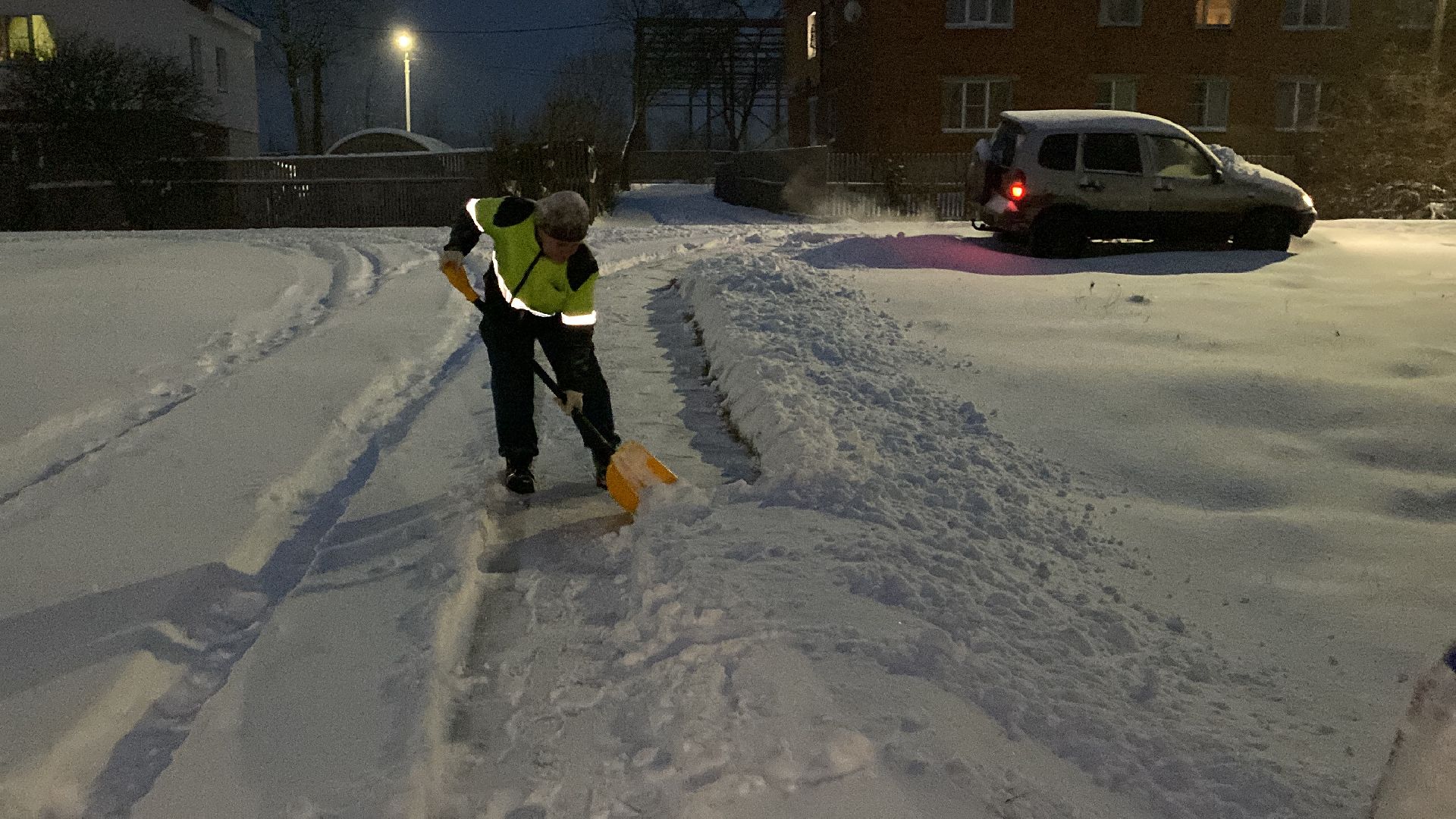 волоколамск, дворник, коммунальные службы, коммунальщики, снег, снегопад, снегоуборочная техника, метель,