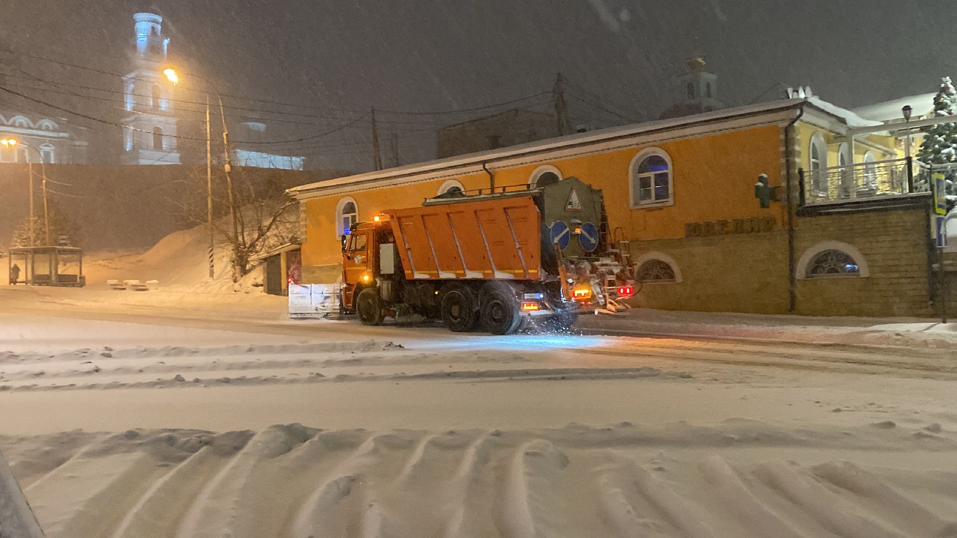 волоколамск, дворник, коммунальные службы, коммунальщики, снег, снегопад, снегоуборочная техника, метель,