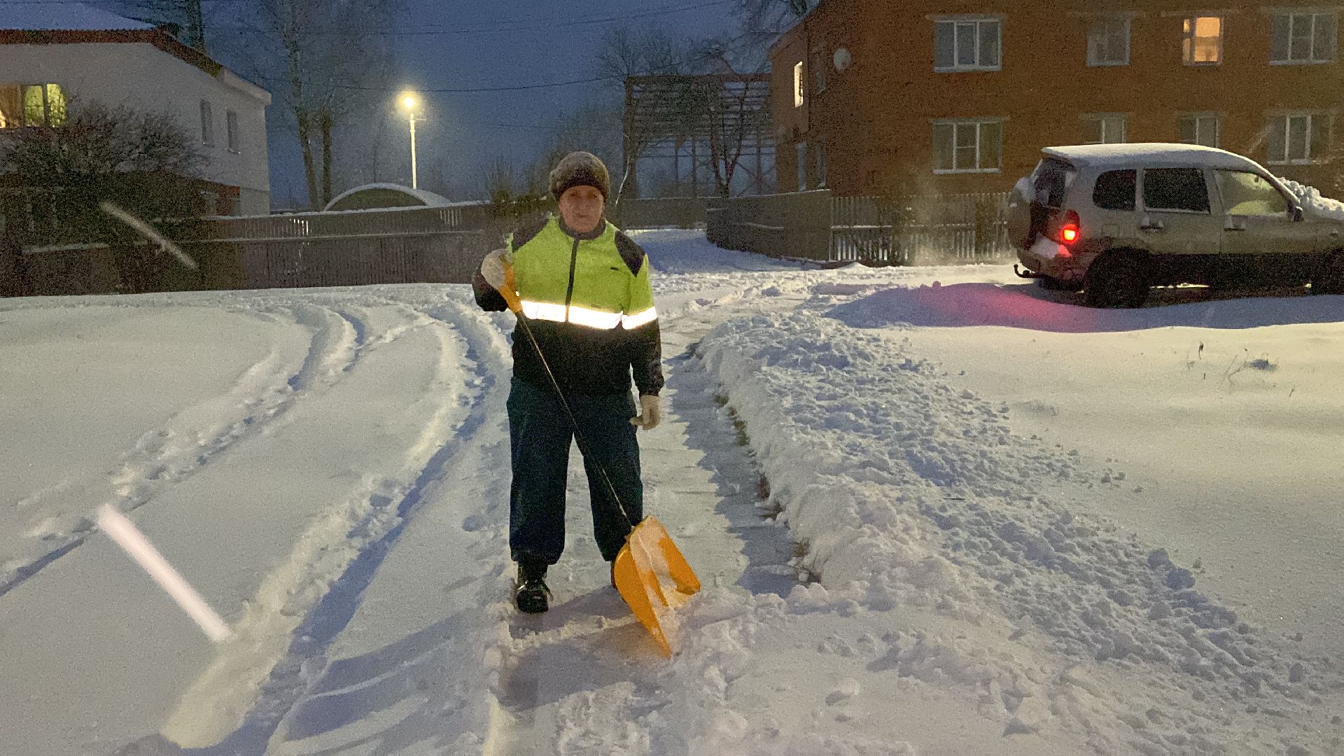 волоколамск, дворник, коммунальные службы, коммунальщики, снег, снегопад, снегоуборочная техника, метель,