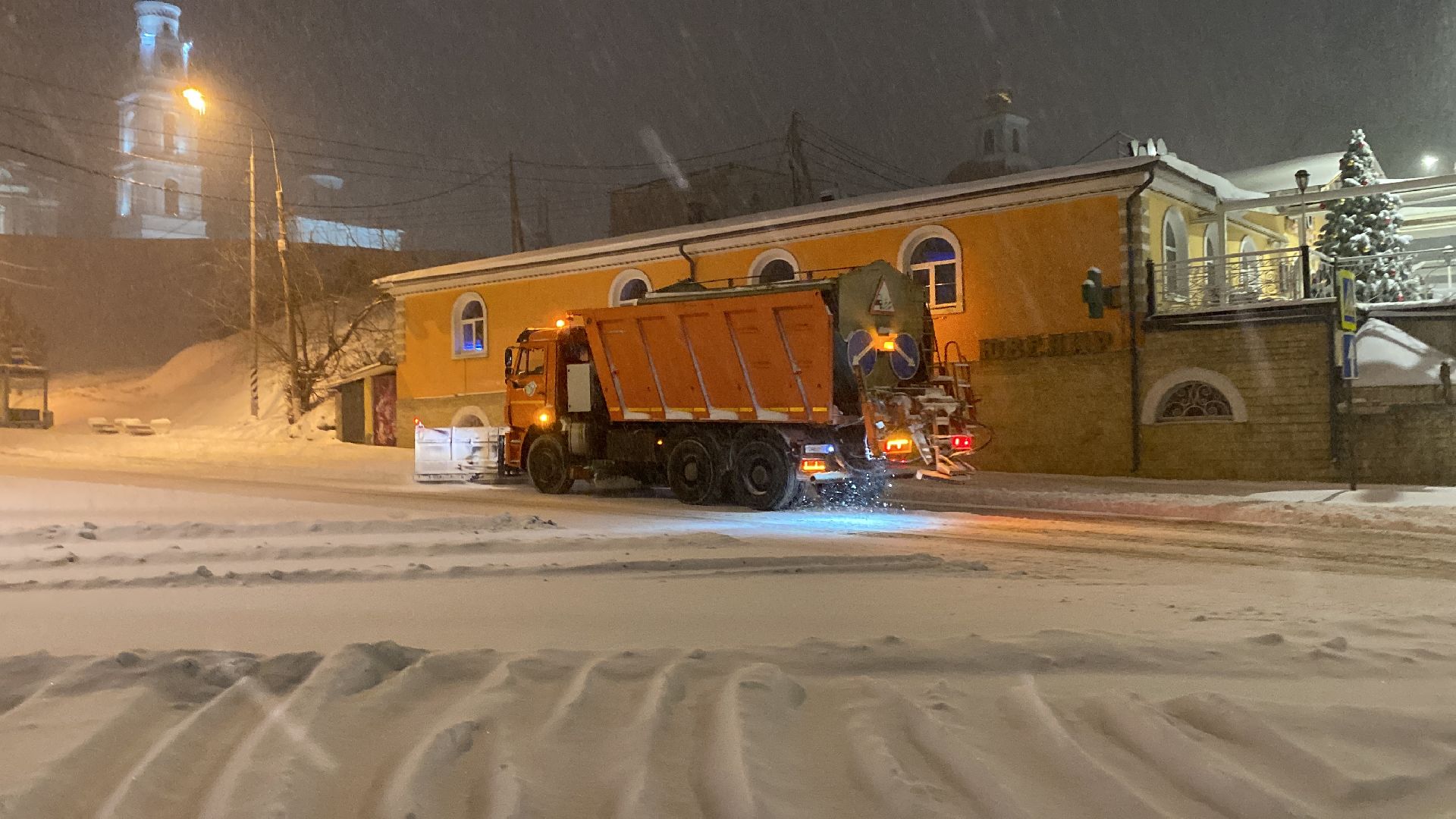 волоколамск, дворник, коммунальные службы, коммунальщики, снег, снегопад, снегоуборочная техника, метель,