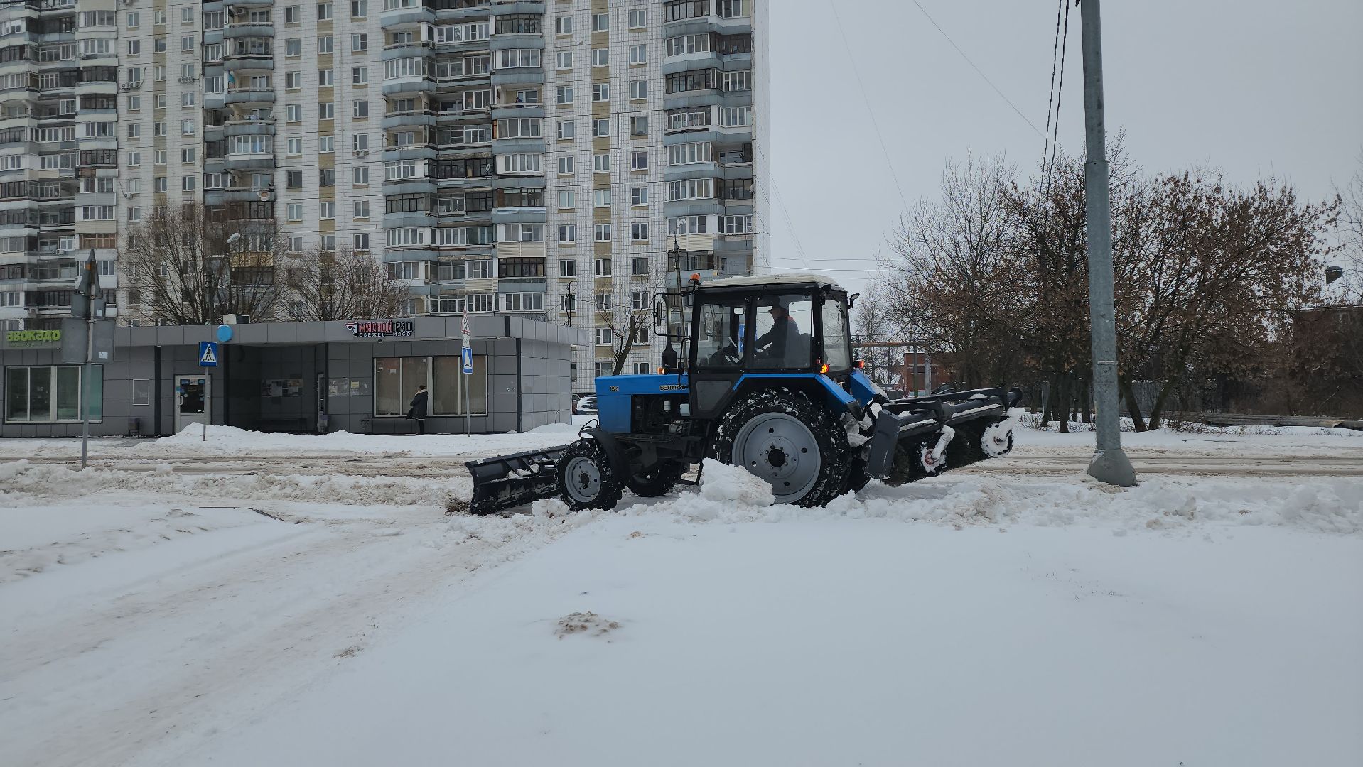 Серпухов, подмосковье, снегопад, черная метель, убирают снег,
