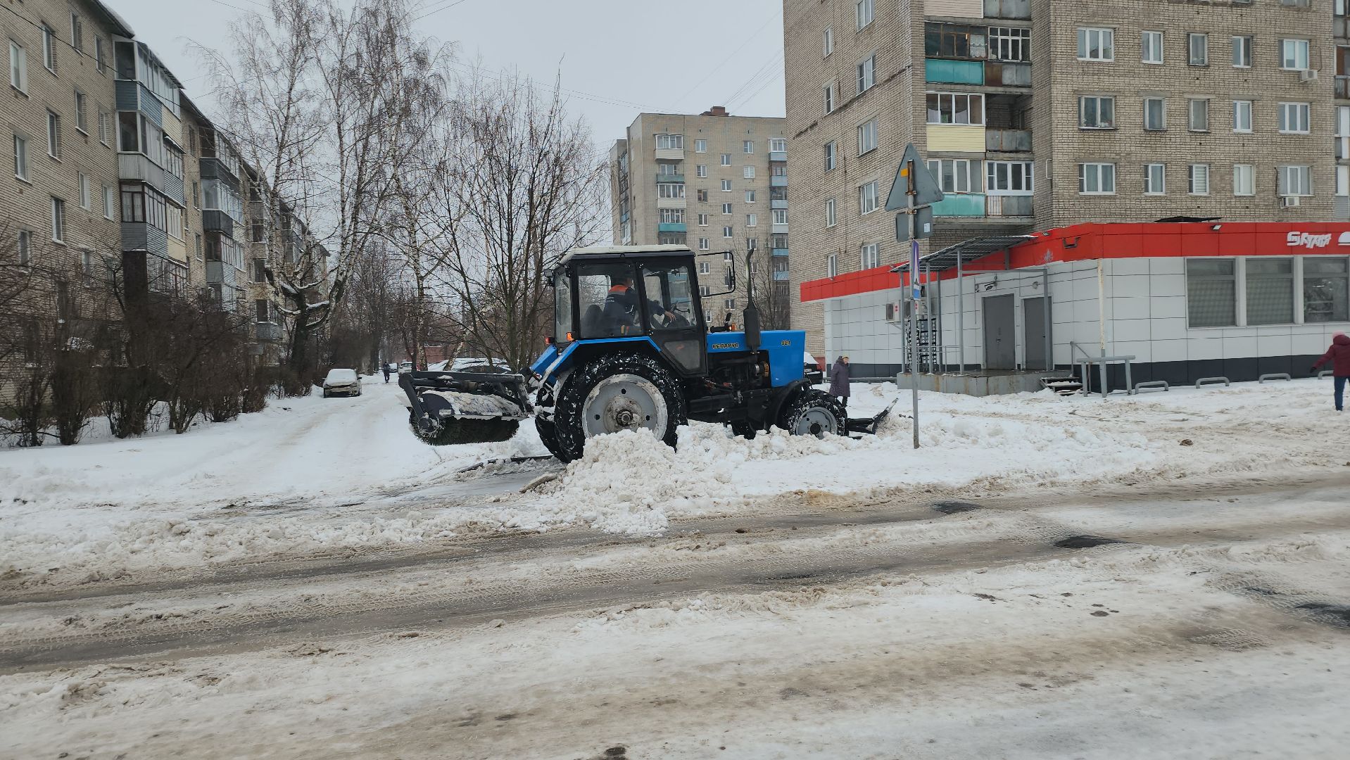 Серпухов, подмосковье, снегопад, черная метель, убирают снег,