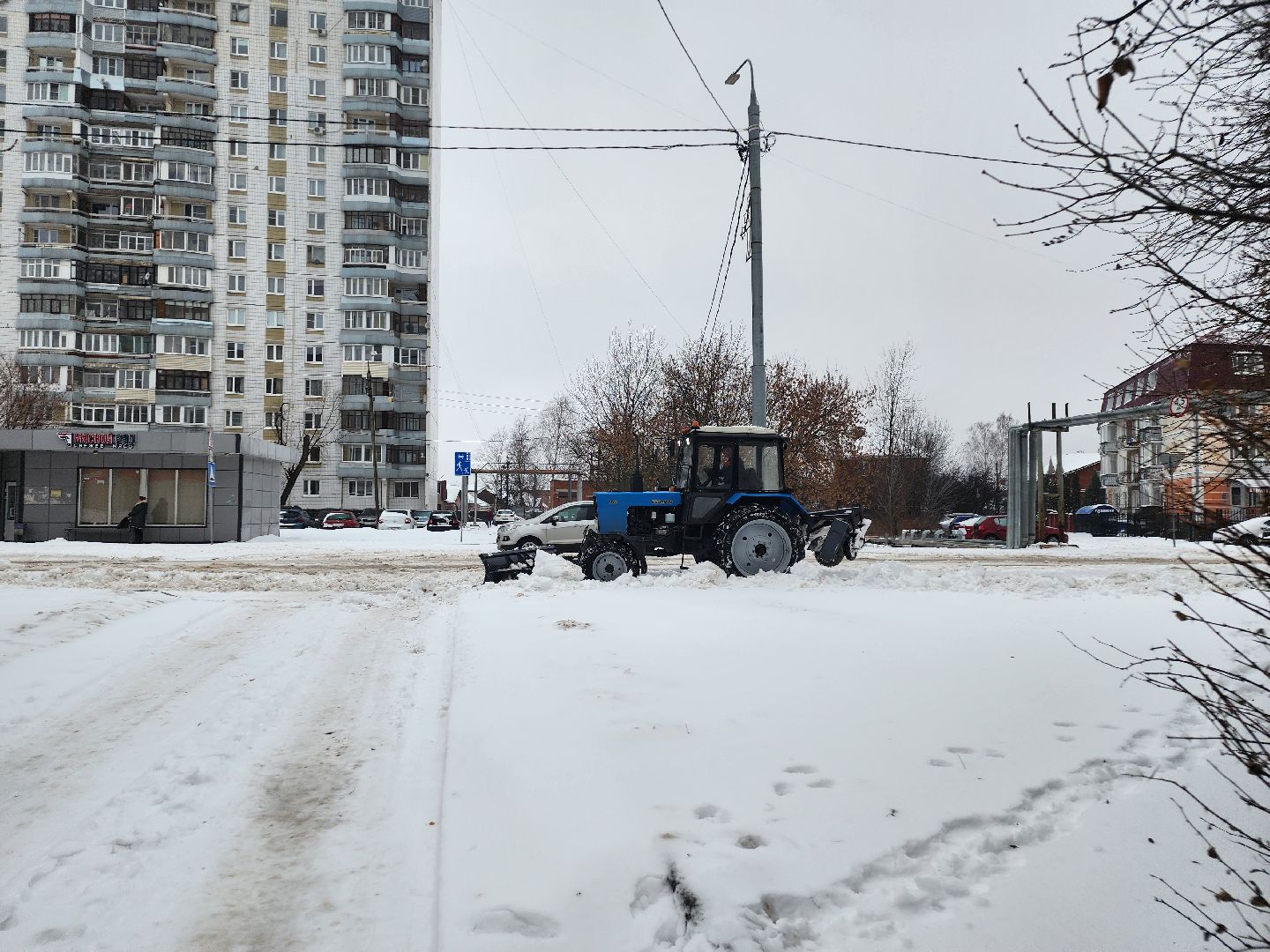 Серпухов, подмосковье, снегопад, черная метель, убирают снег,
