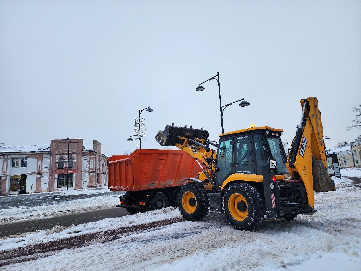 серпухов, Подмосковье, убирают снег, трактор, площадь Ленина,