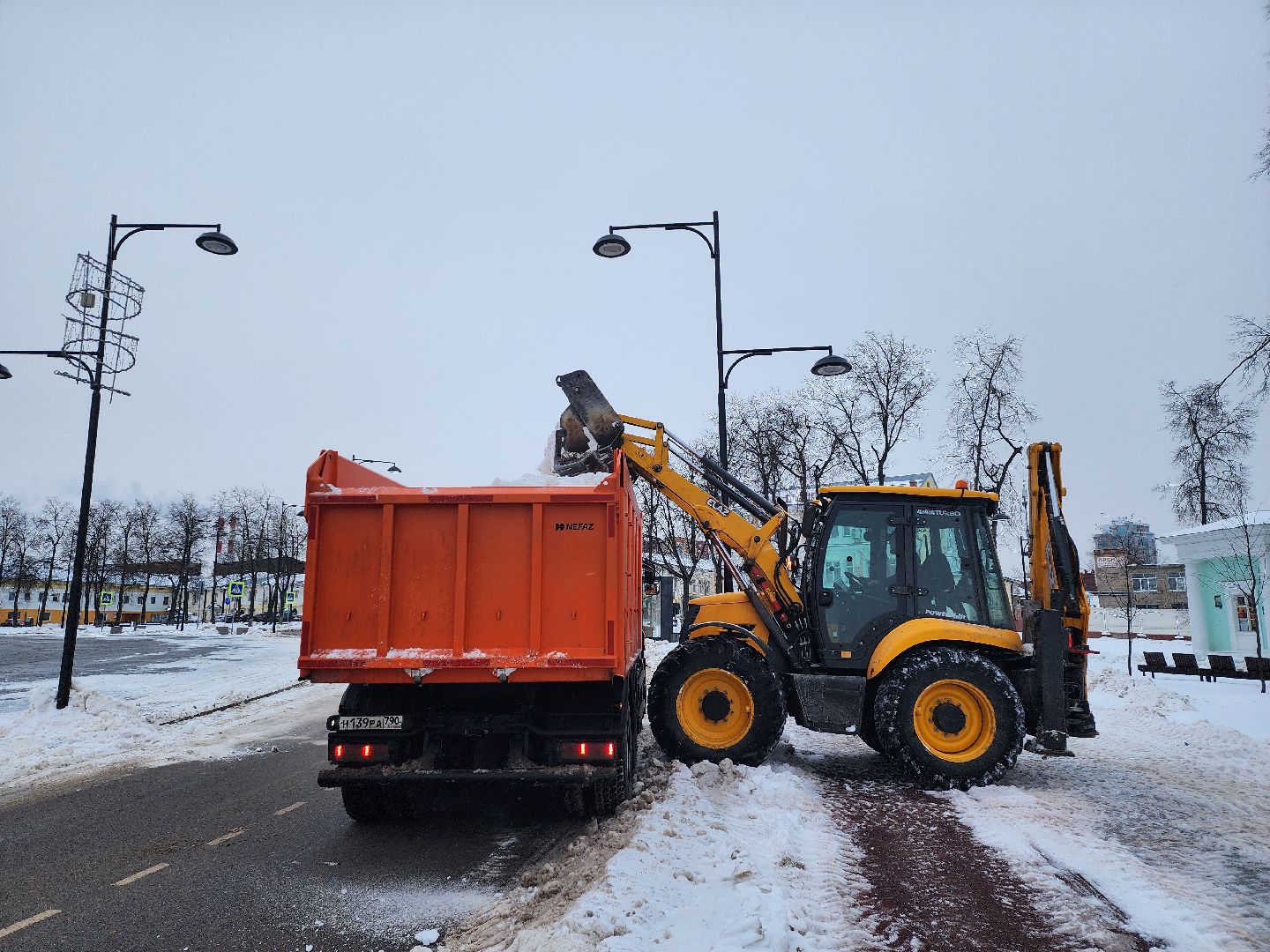серпухов, Подмосковье, убирают снег, трактор, площадь Ленина,