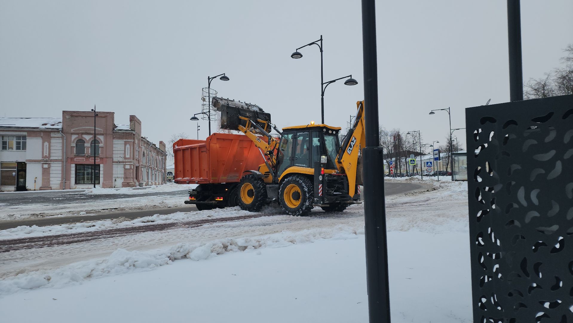 серпухов, Подмосковье, убирают снег, трактор, площадь Ленина,